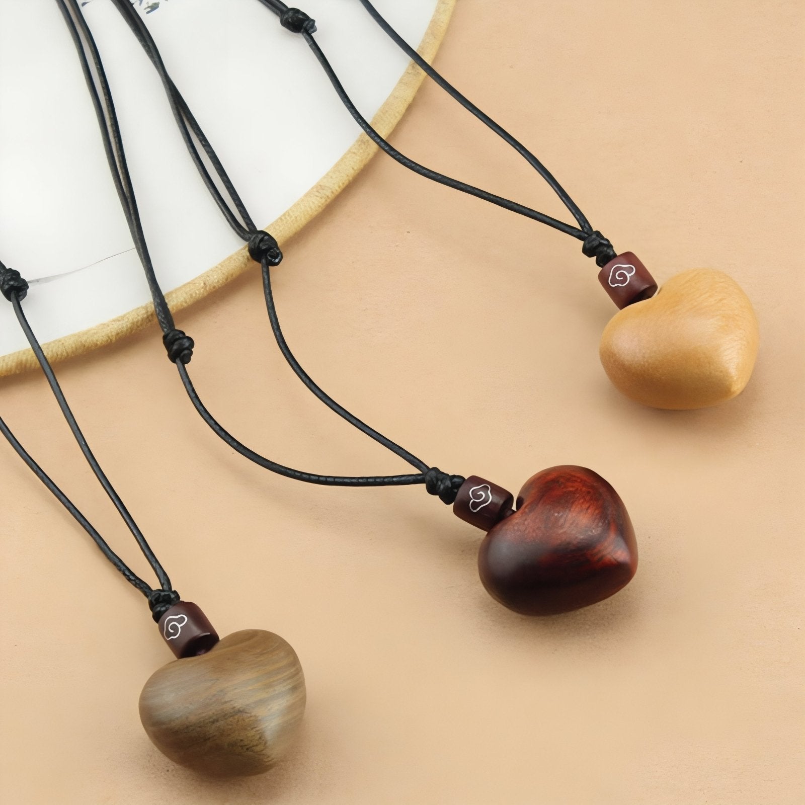 Collier en bois de santal, avec pendentif cœur artisanal, cordon noir ajustable
