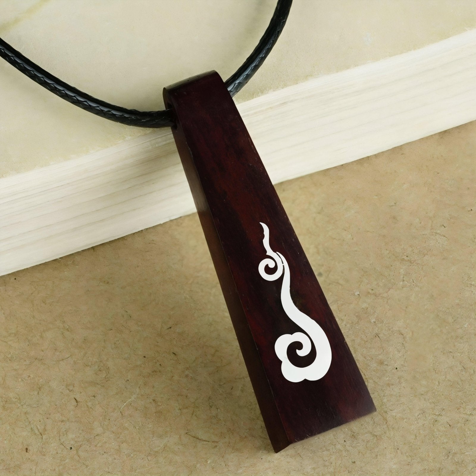 Collier en bois de santal, avec pendentif géométrique incrusté d'argent, cordon ajustable