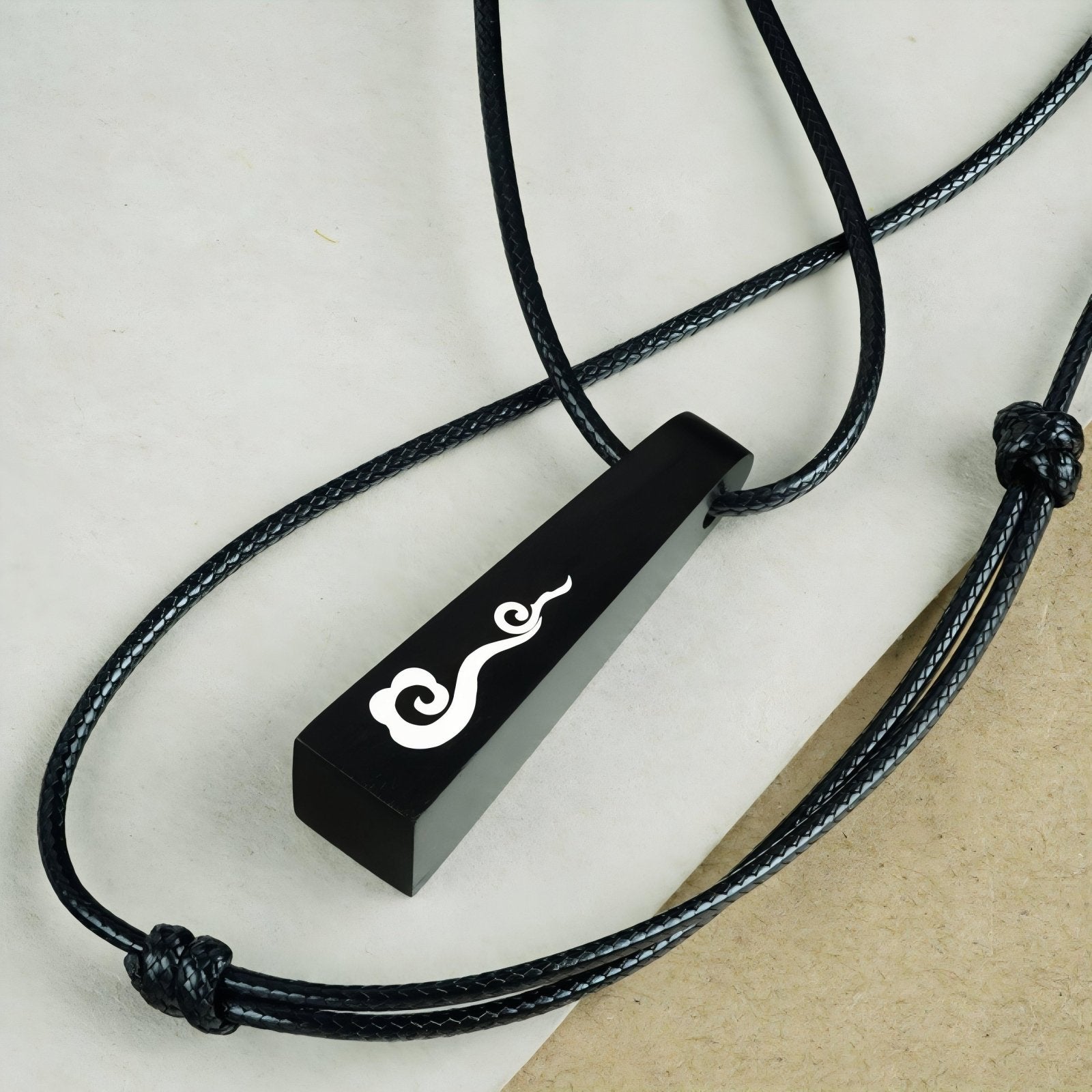 Collier en bois de santal, avec pendentif géométrique incrusté d'argent, cordon ajustable