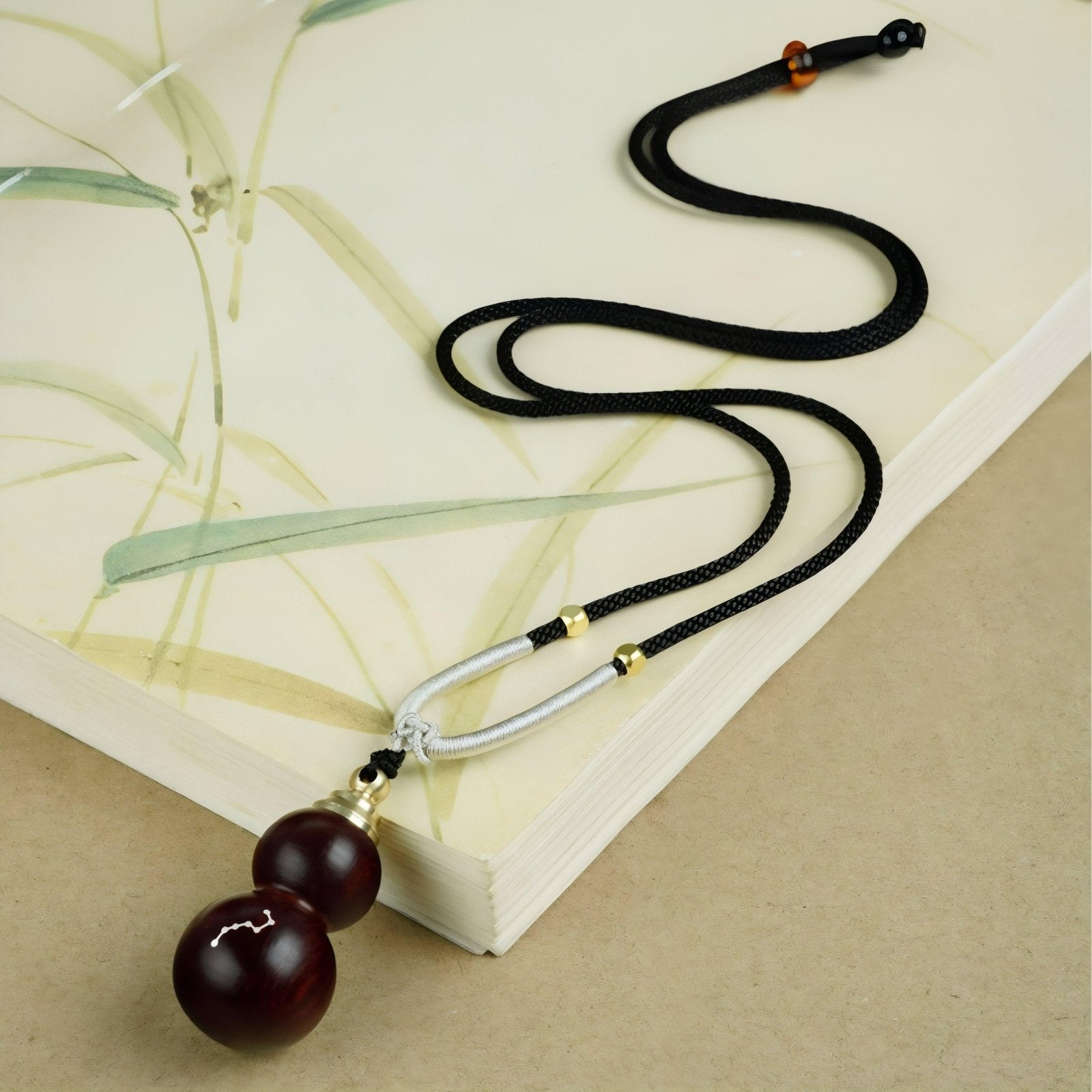 Collier en bois de santal, avec pendentif gourde incrusté d'argent, cordon ajustable