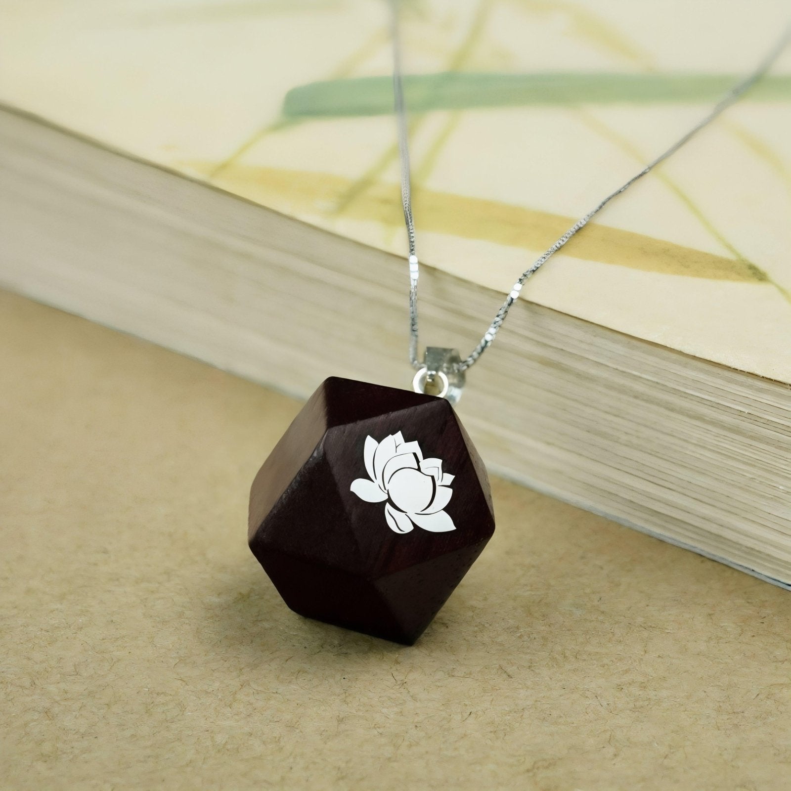 Collier en bois de santal et argent 925, avec pendentif géométrique fleur de lotus