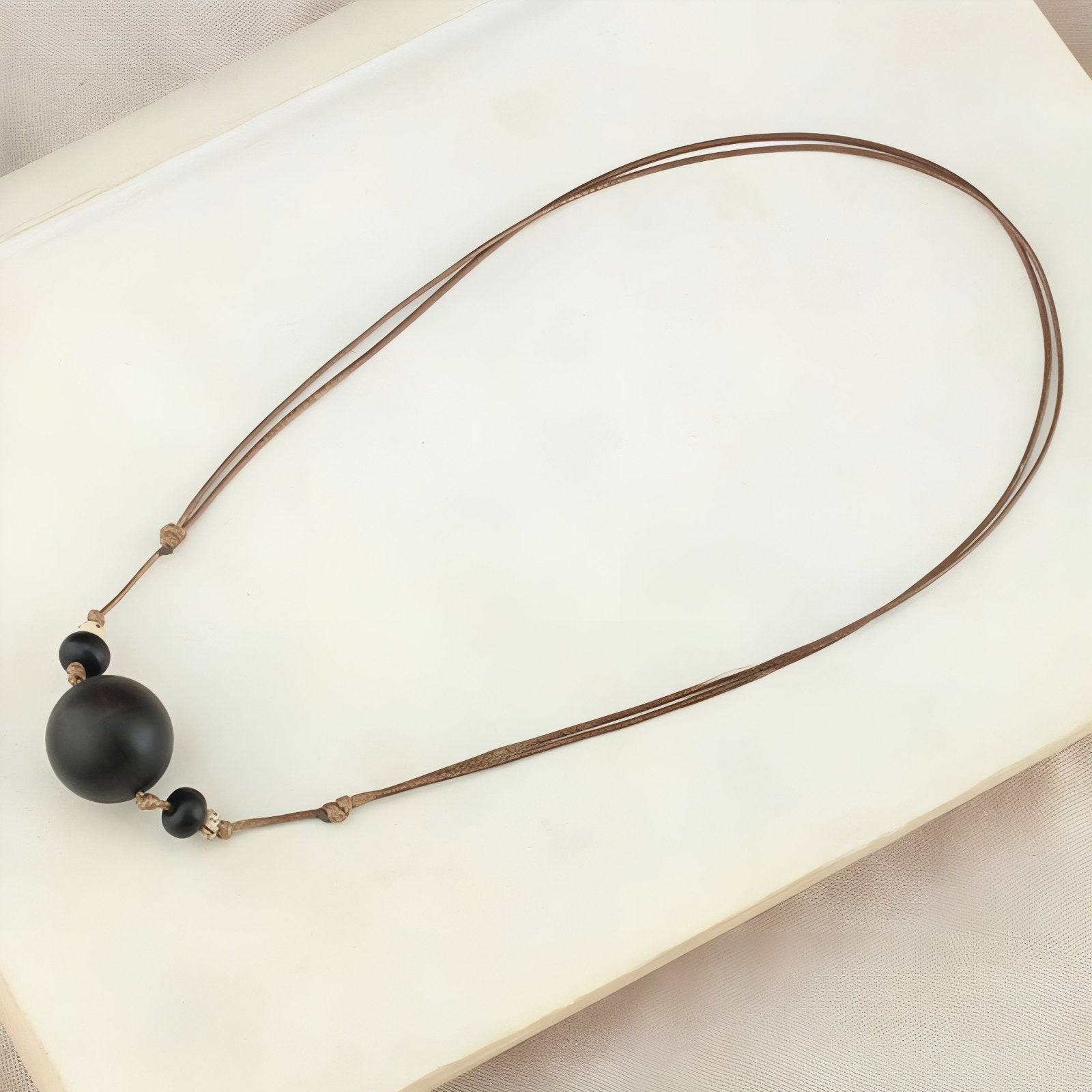 Collier en bois de santal naturel, avec pendentif boîte à encens ouvrable entouré de perles de bois, cordon réglable