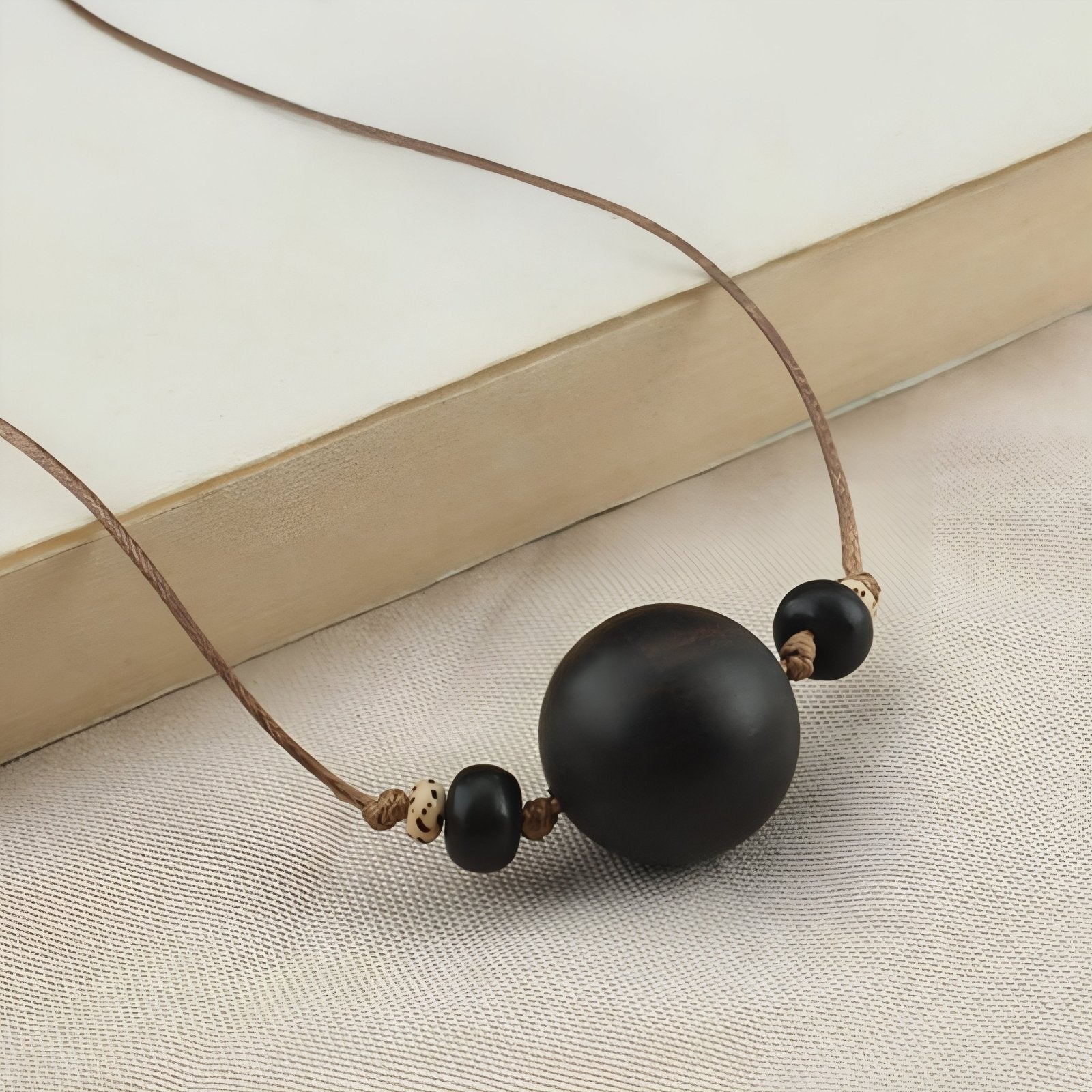 Collier en bois de santal naturel, avec pendentif boîte à encens ouvrable entouré de perles de bois, cordon réglable