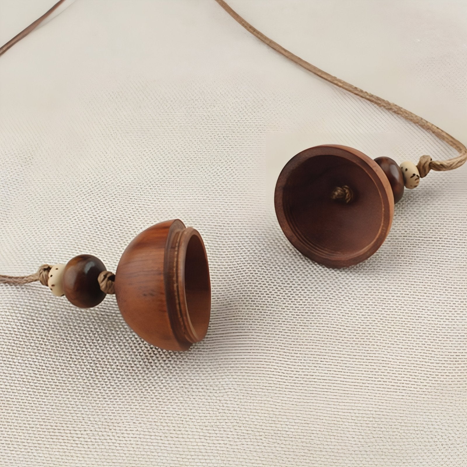 Collier en bois de santal naturel, avec pendentif boîte à encens ouvrable entouré de perles de bois, cordon réglable