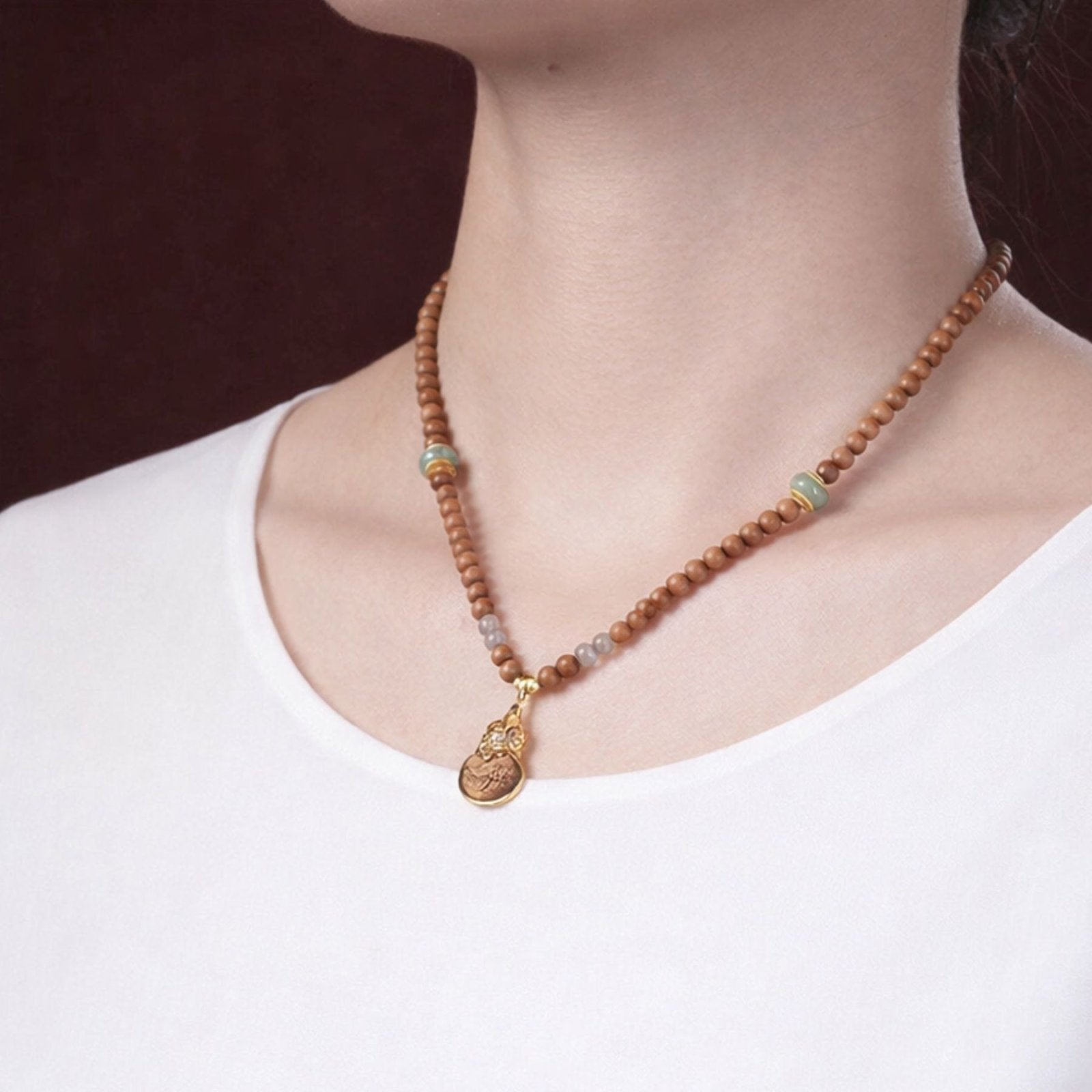 Collier en bois de santal naturel et perles de bois, avec pendentif gourde et alliage métallique