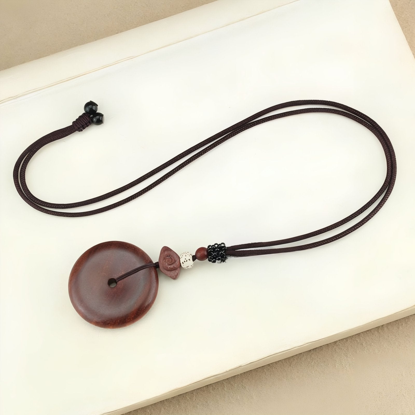 Collier en bois de santal pour femme, avec pendentif circulaire et perle en bois, cordon ajustable