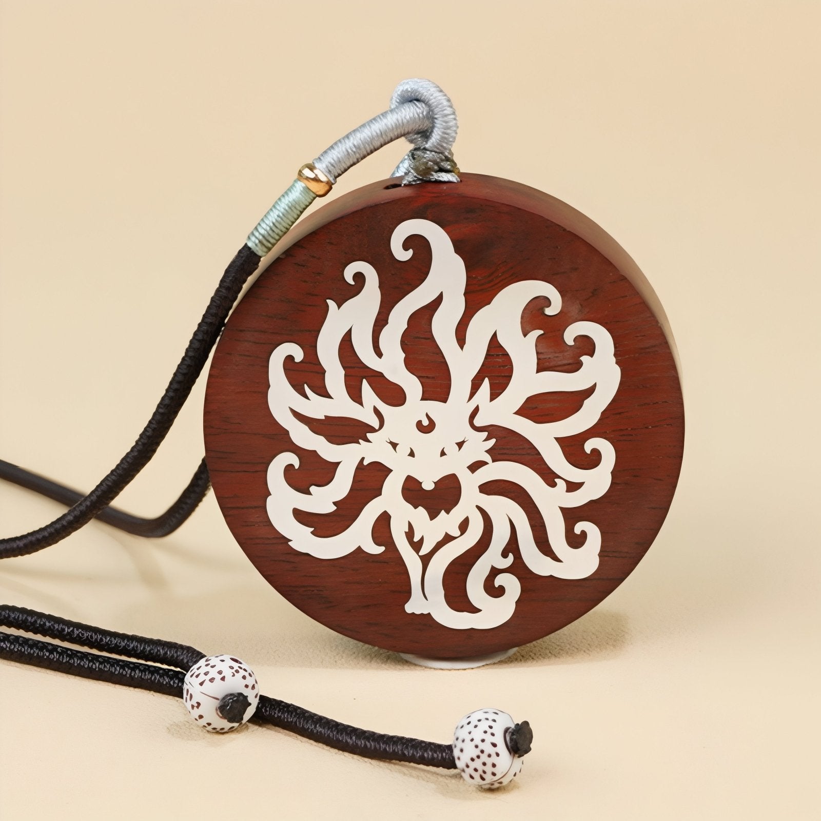 Collier en bois de santal rouge, avec pendentif renard à neuf queues, en cordon tressé et argent