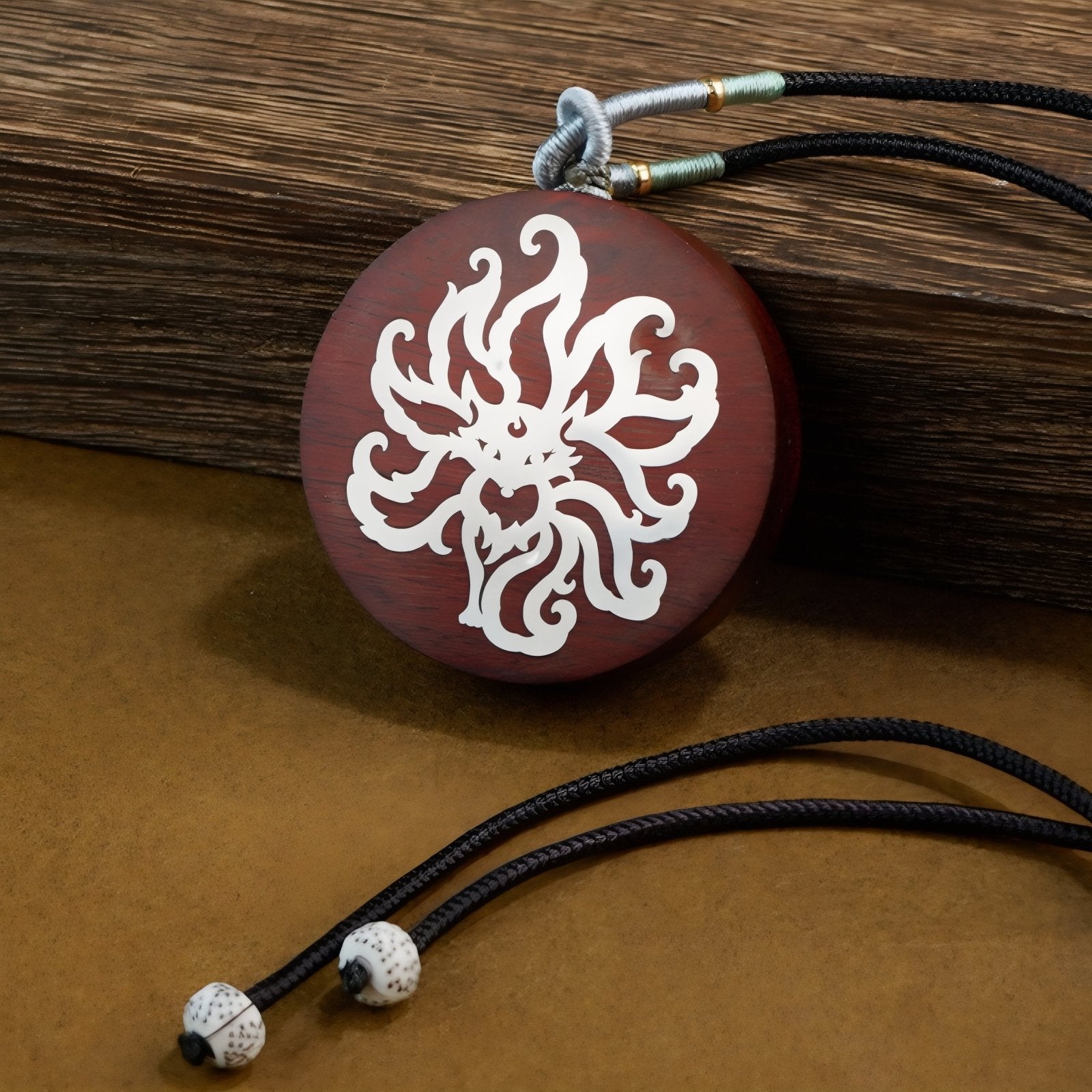 Collier en bois de santal rouge, avec pendentif renard à neuf queues, en cordon tressé et argent