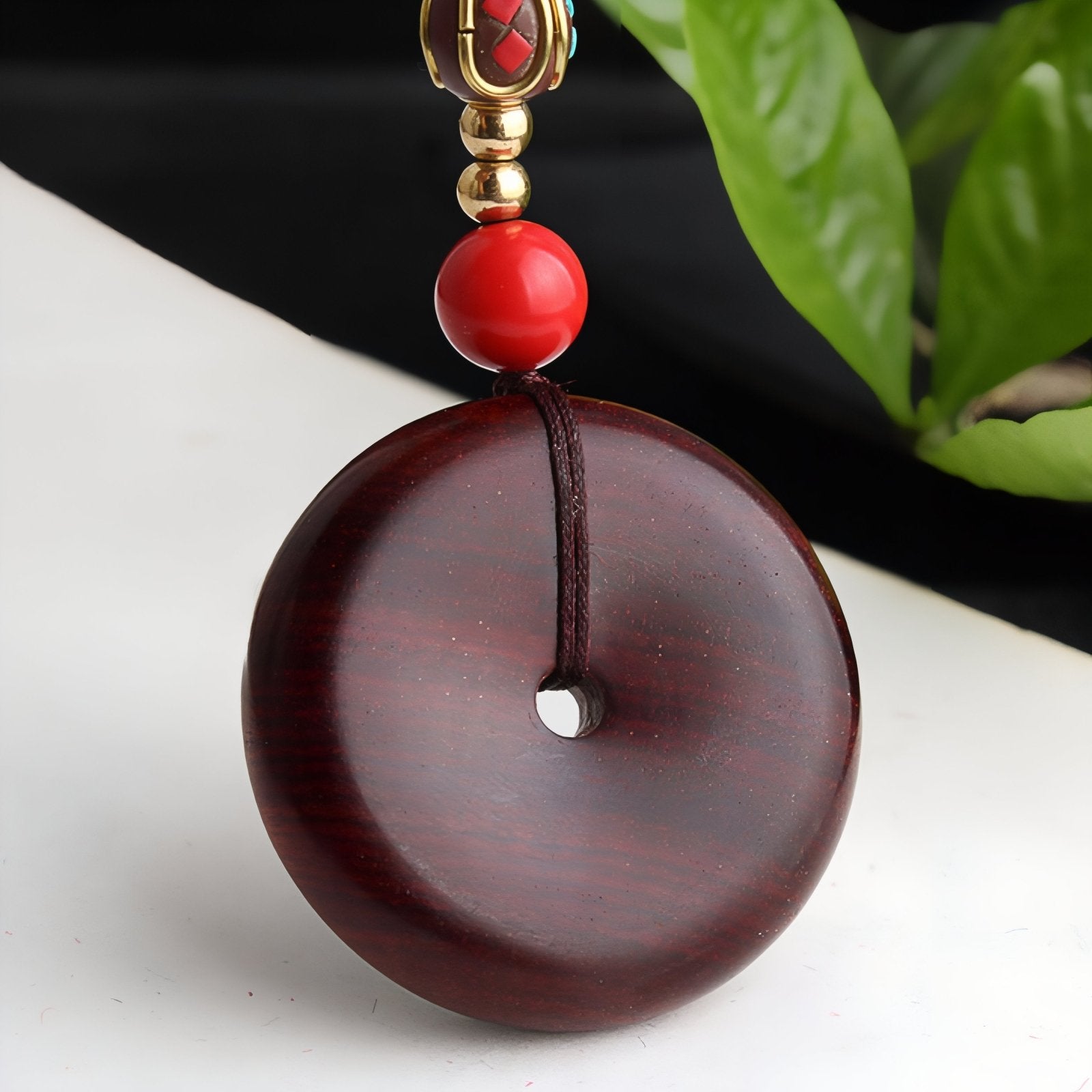 Collier en bois de santal rouge, avec pendentif rond, perles en bois, pierre naturel et alliage métallique