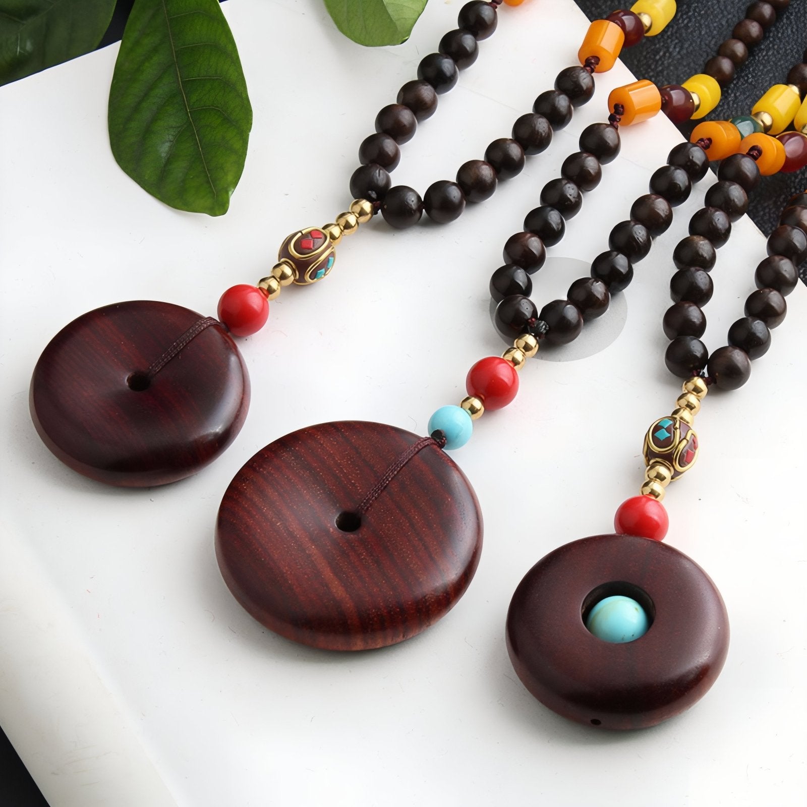 Collier en bois de santal rouge, avec pendentif rond, perles en bois, pierre naturel et alliage métallique