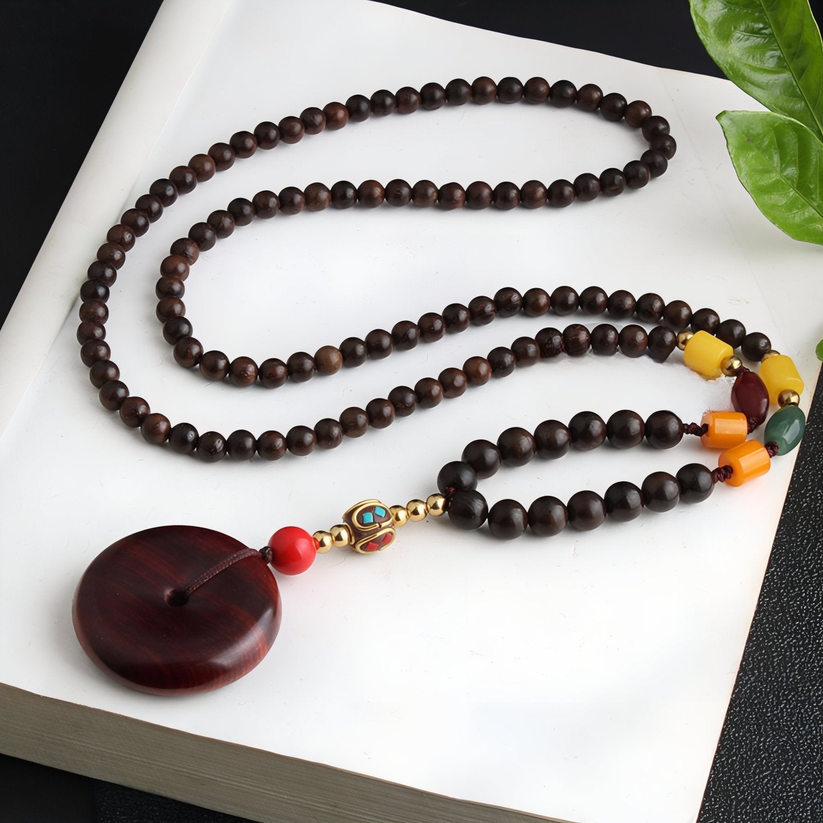 Collier en bois de santal rouge, avec pendentif rond, perles en bois, pierre naturel et alliage métallique