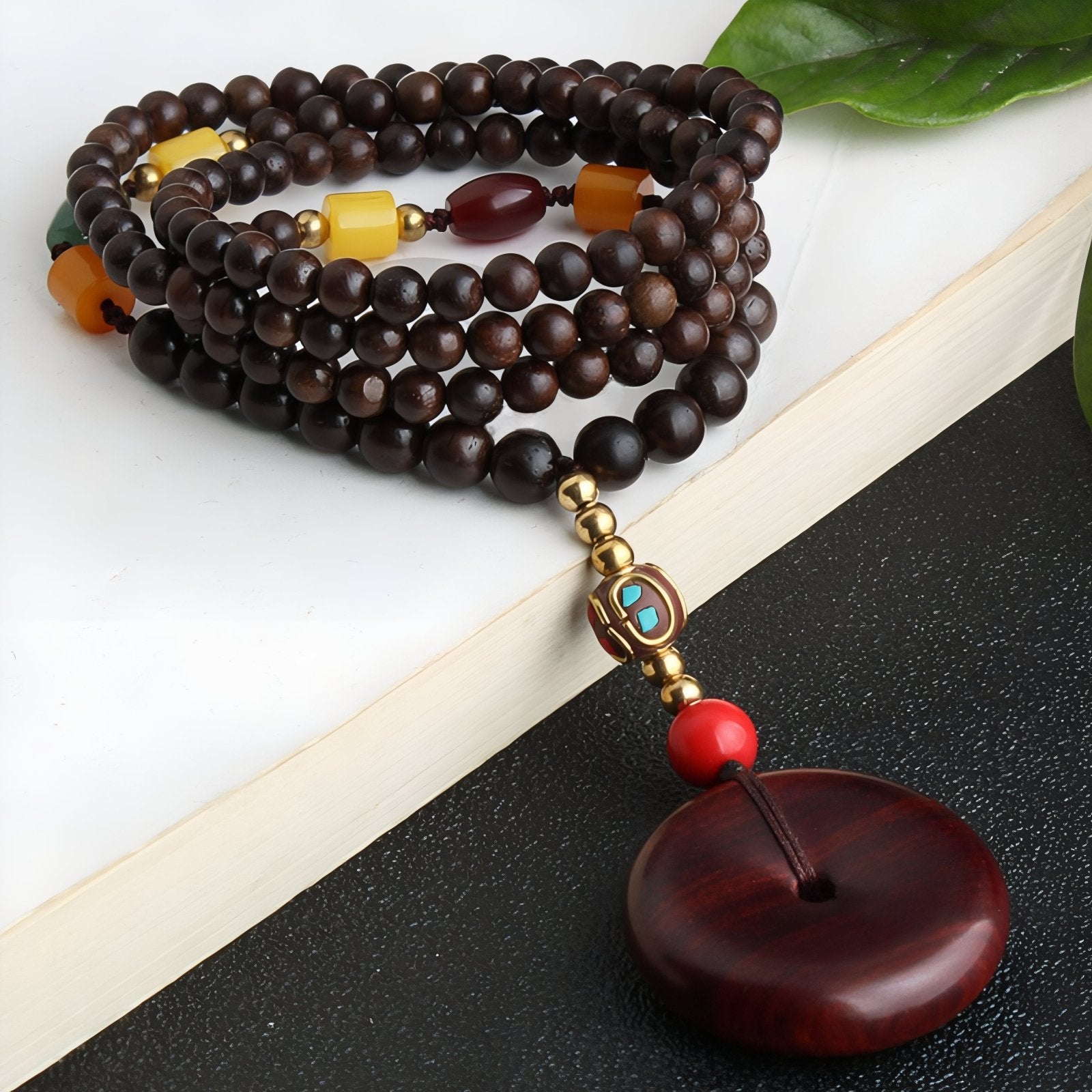 Collier en bois de santal rouge, avec pendentif rond, perles en bois, pierre naturel et alliage métallique