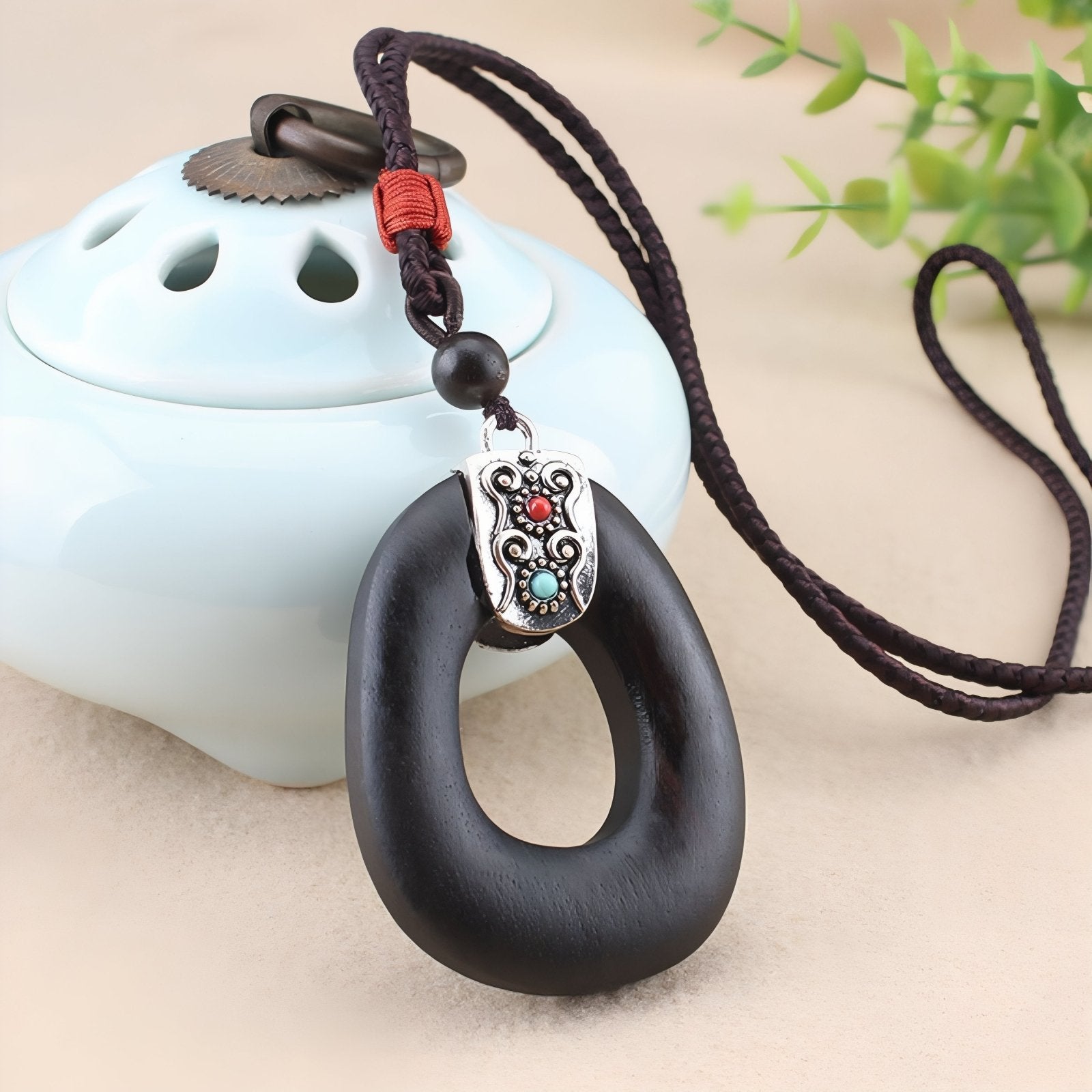 Collier en bois d'ébène, avec pendentif forme géométrique, agate noire et alliage métallique, style bohème