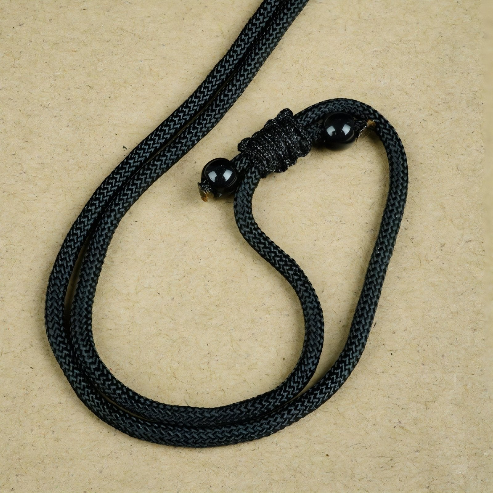 Collier en bois d'ébène naturel, avec pendentif ouvrant incrusté d'argent, cordon ajustable