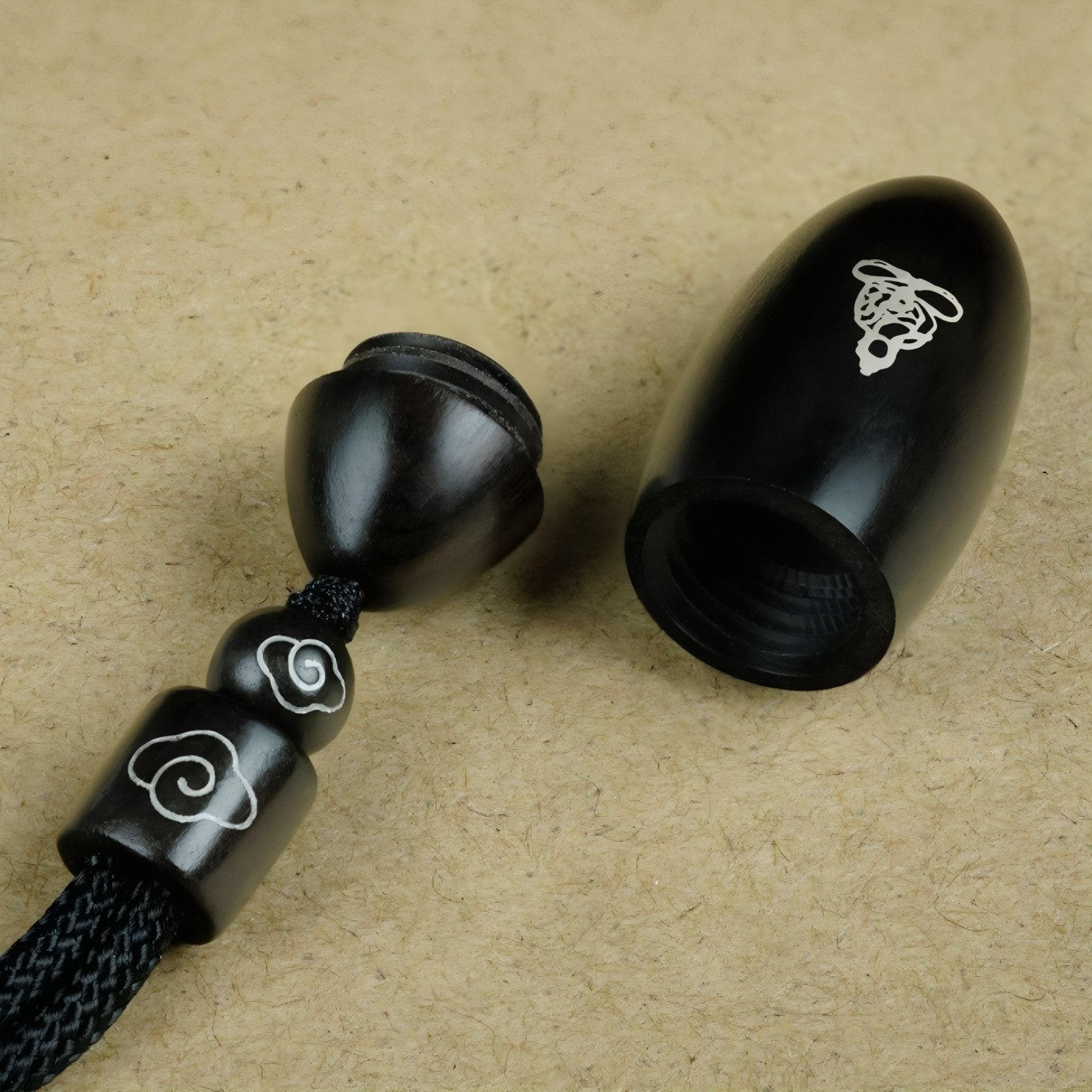 Collier en bois d'ébène naturel, avec pendentif ouvrant incrusté d'argent, cordon ajustable