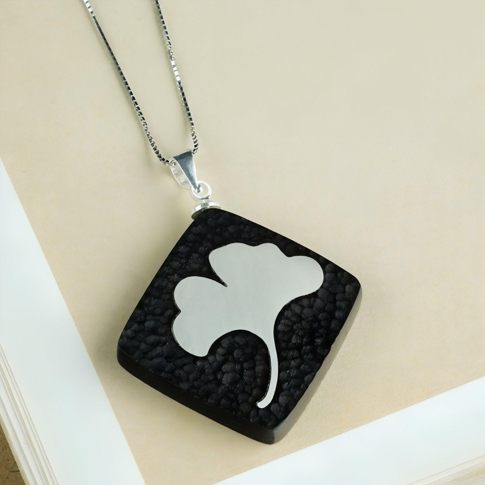 Collier en bois d'ébène noir et en argent 925, avec pendentif carré incrusté d'une feuille