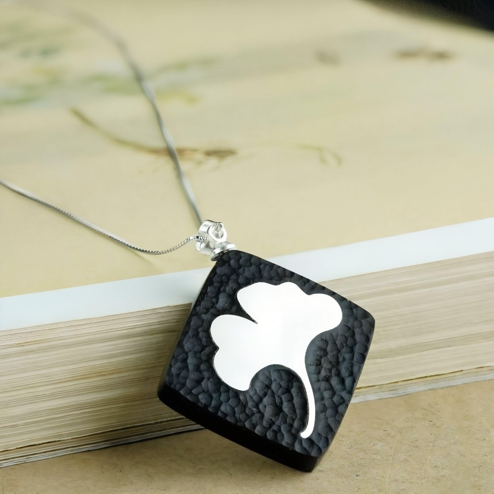 Collier en bois d'ébène noir et en argent 925, avec pendentif carré incrusté d'une feuille