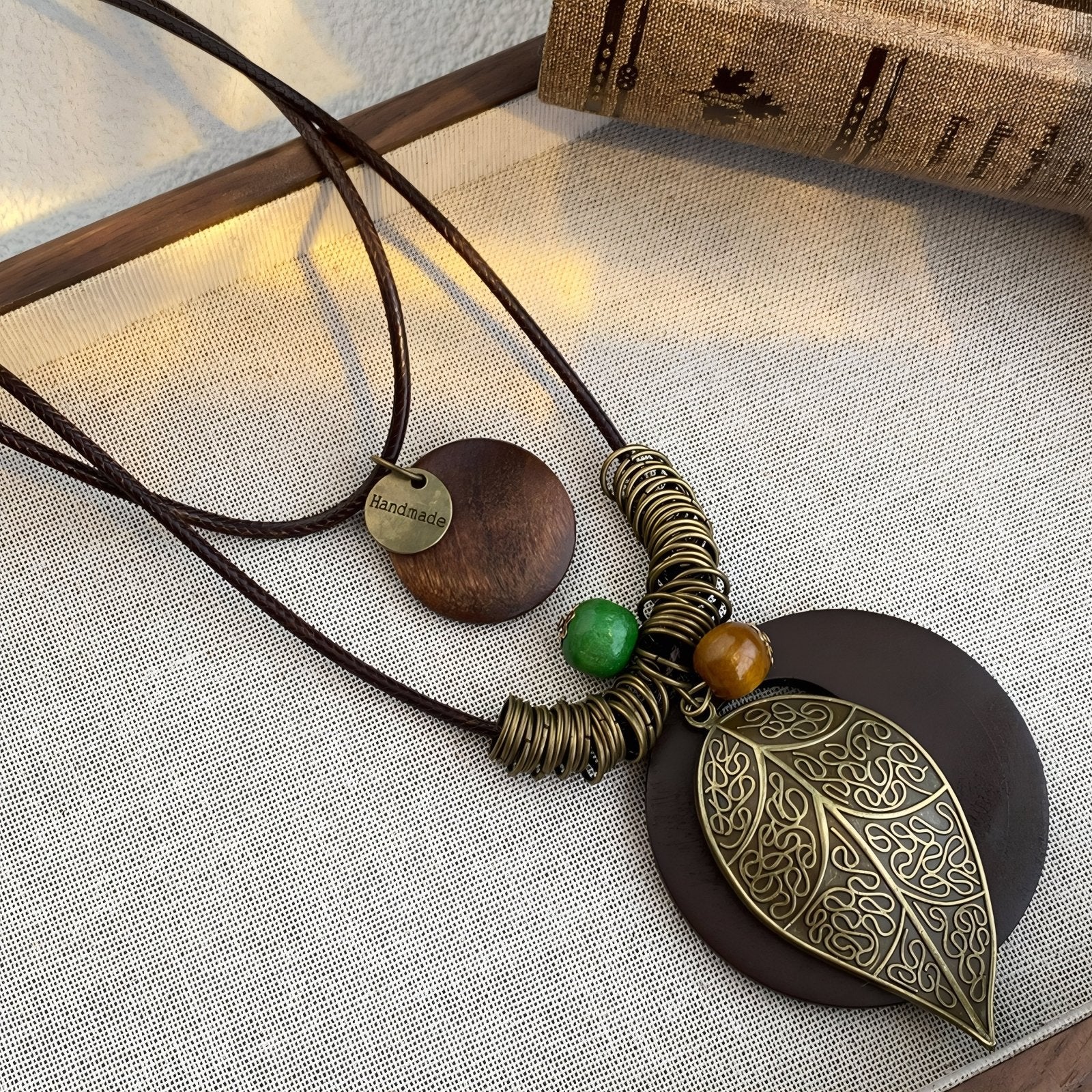 Collier en bois double rang, avec pendentif feuille et perles, en alliage de zinc, style bohème