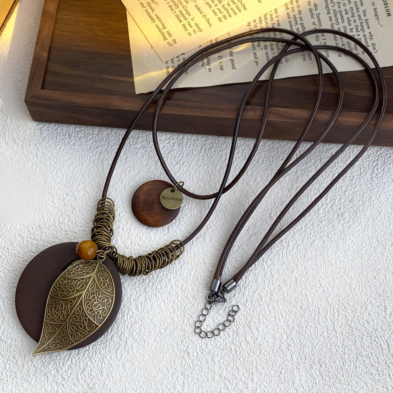 Collier en bois double rang, avec pendentif feuille et perles, en alliage de zinc, style bohème