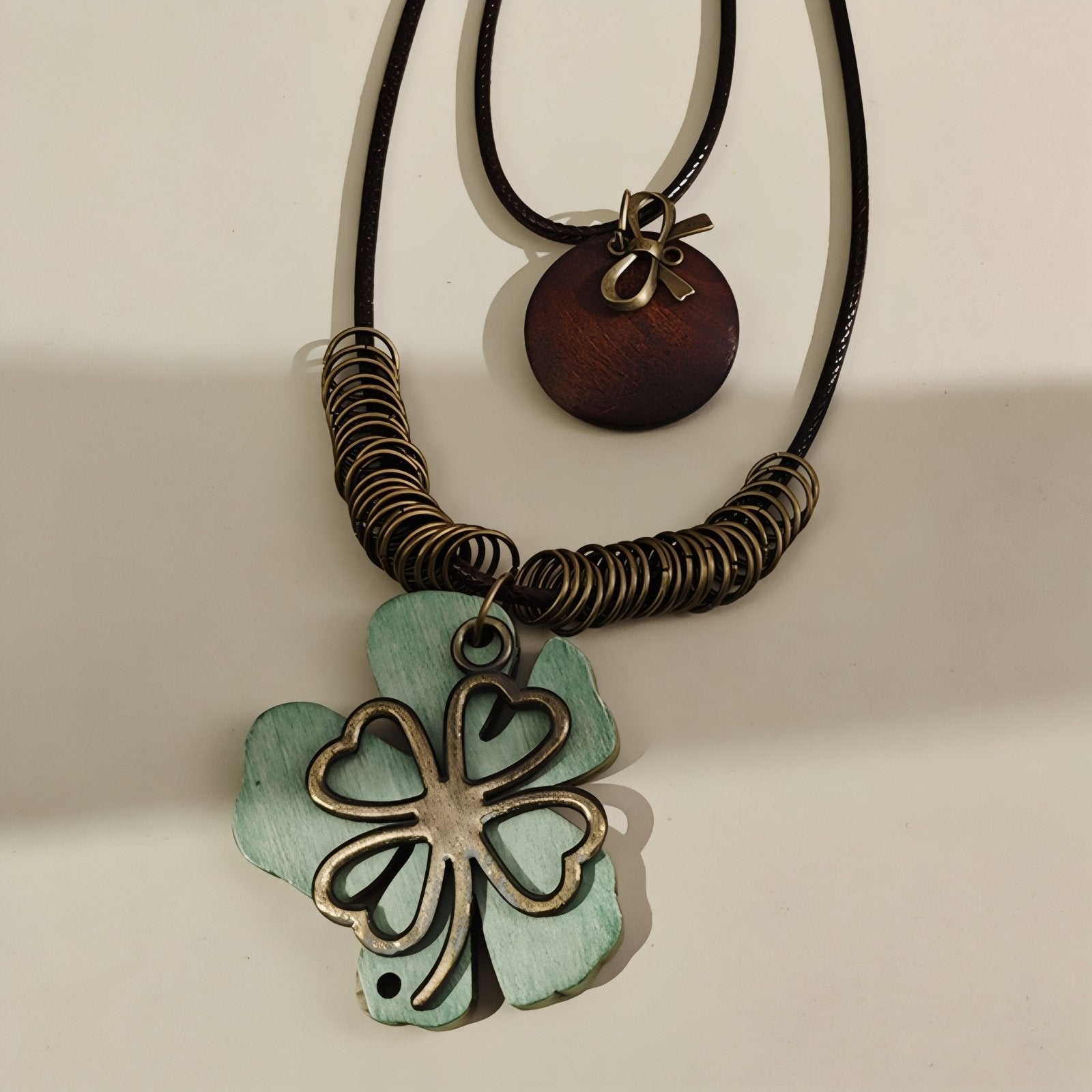 Collier en bois double rang, avec pendentif trèfle, en alliage de zinc, style bohème