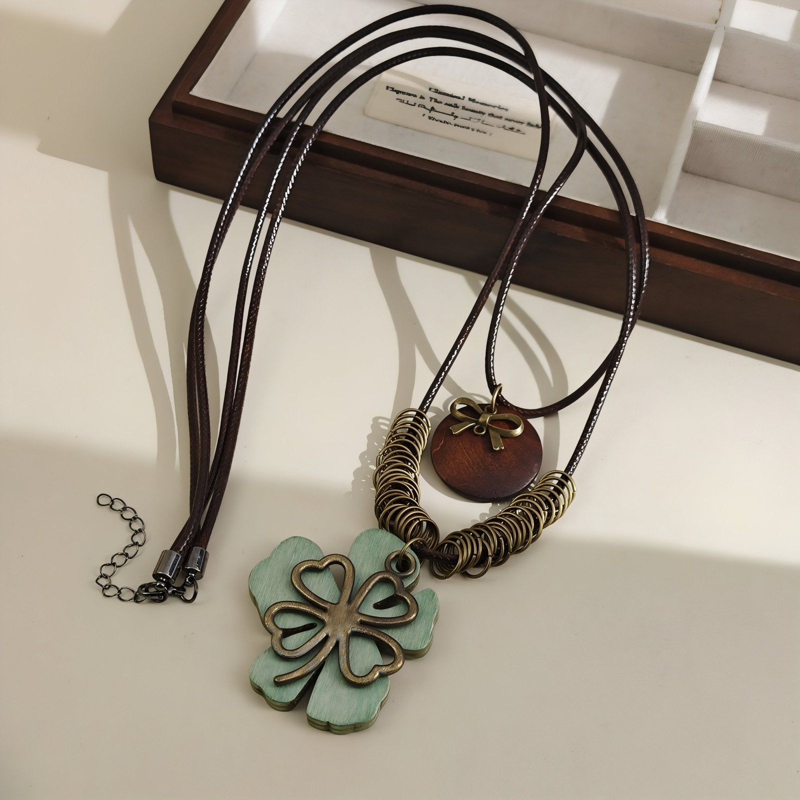 Collier en bois double rang, avec pendentif trèfle, en alliage de zinc, style bohème