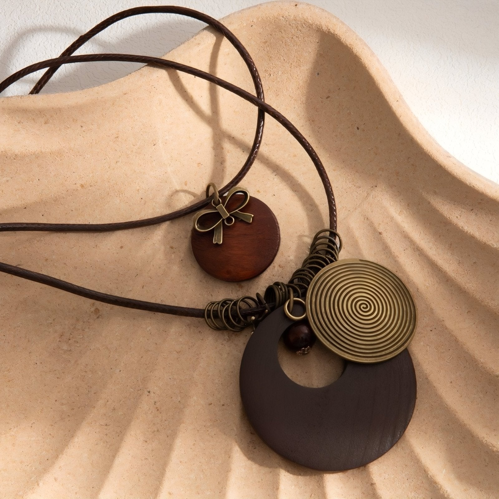 Collier en bois double rangs pour femme, avec pendentifs ronds, en alliage métallique, style bohème