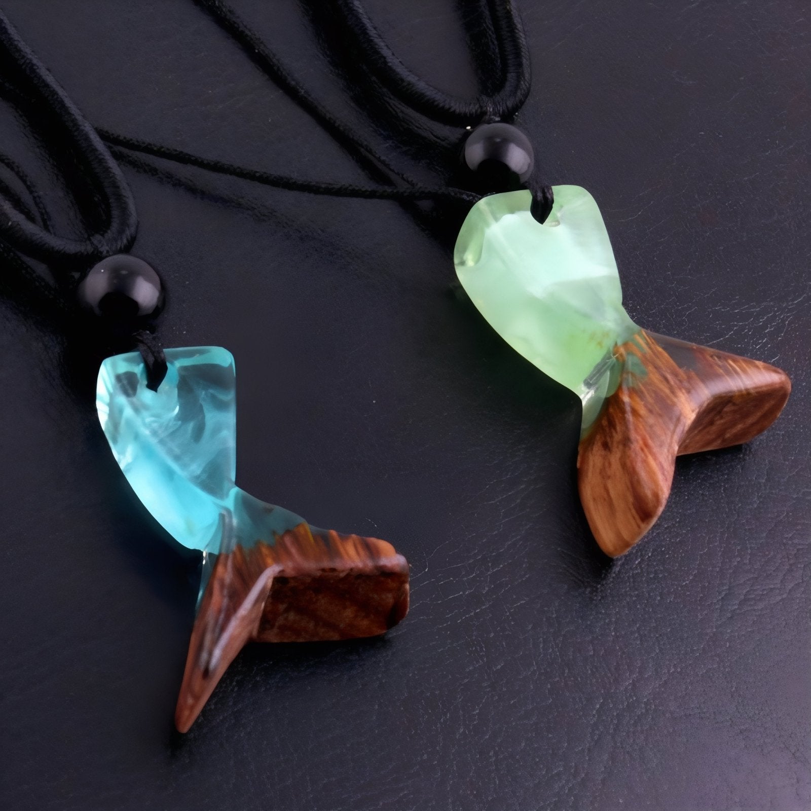 Collier en bois et résine, avec pendentif au design nageoire de poisson, style artistique