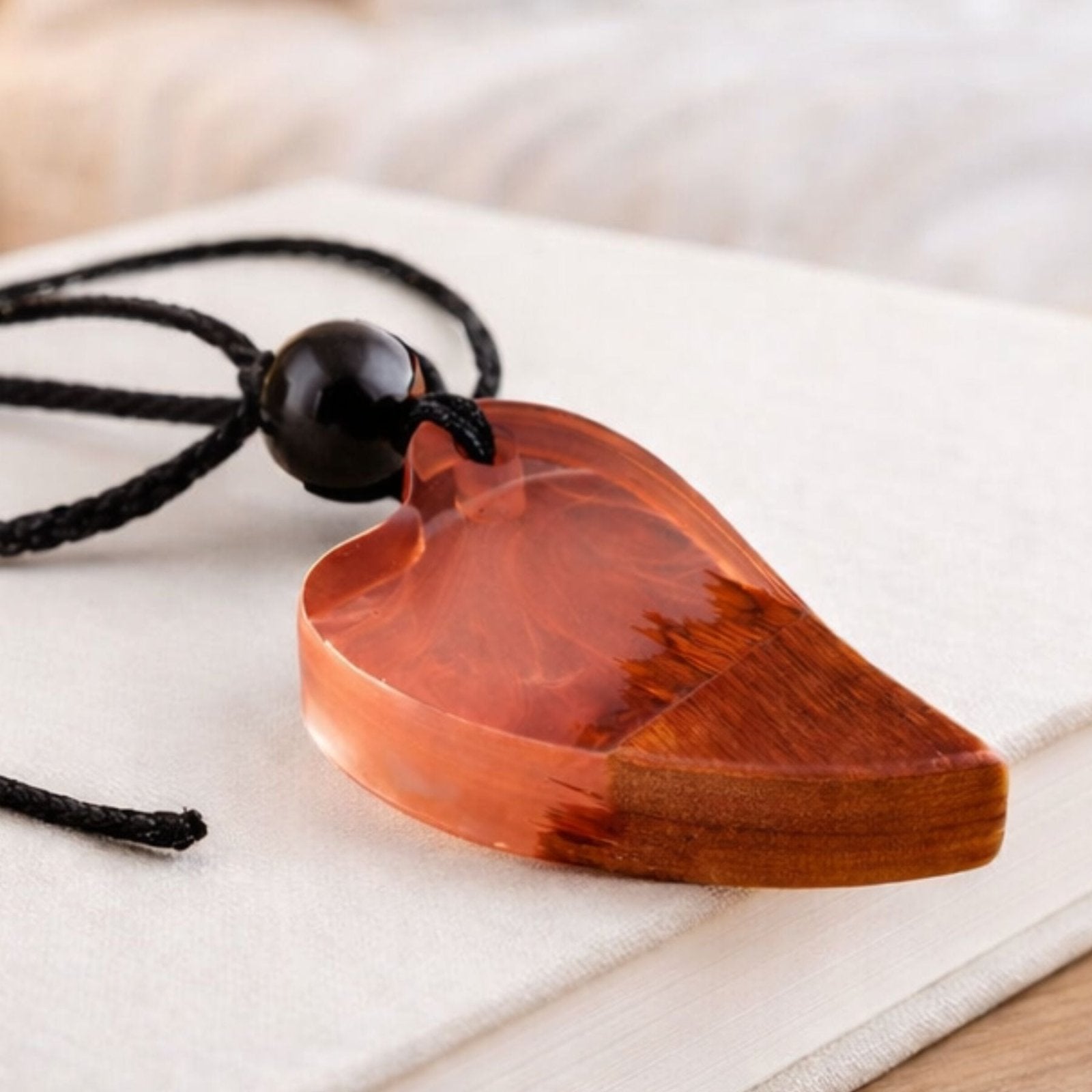 Collier en bois et résine, avec pendentif cœur et cordon noir ajustable, style artisanal