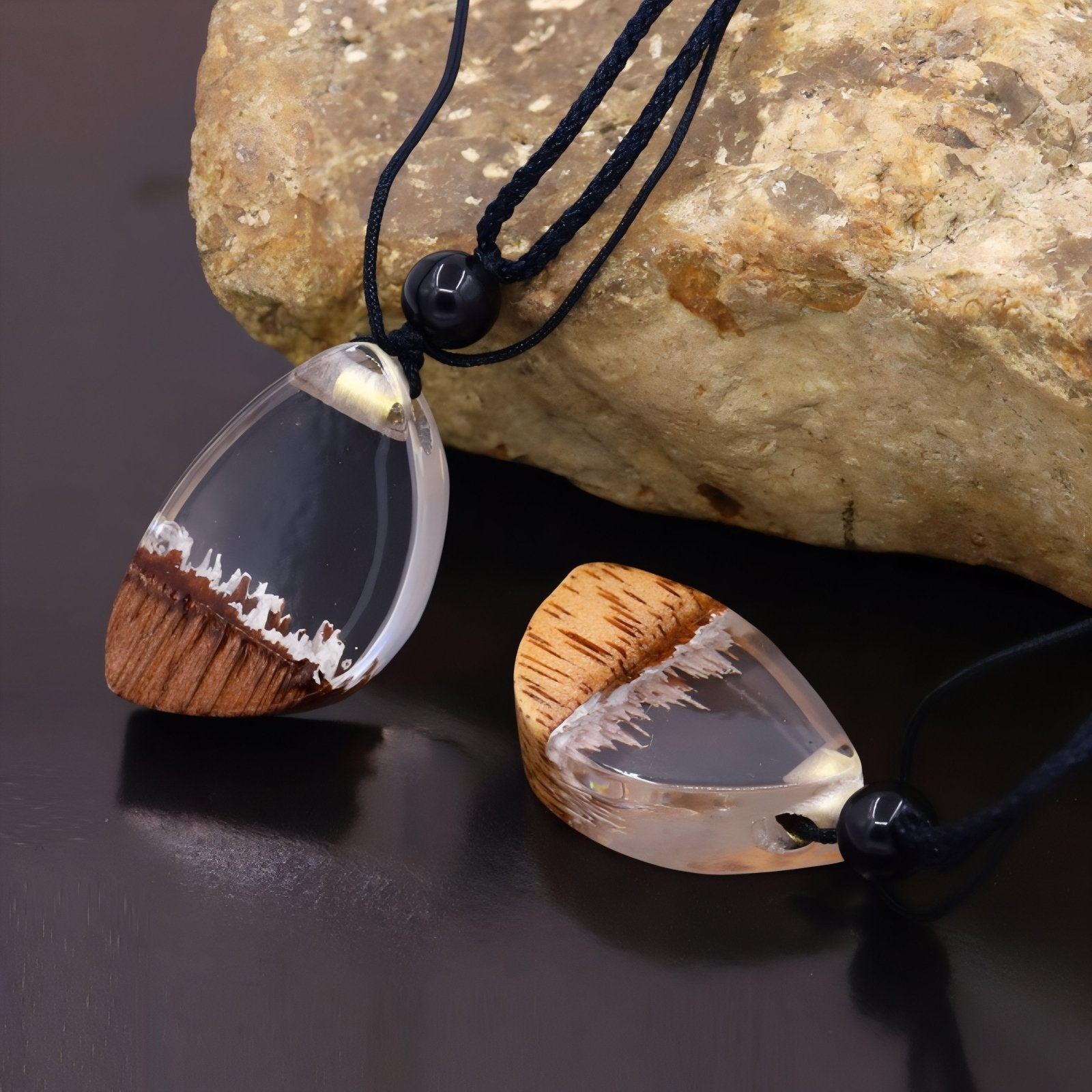 Collier en bois et résine transparente, avec pendentif en forme de goutte, fait main