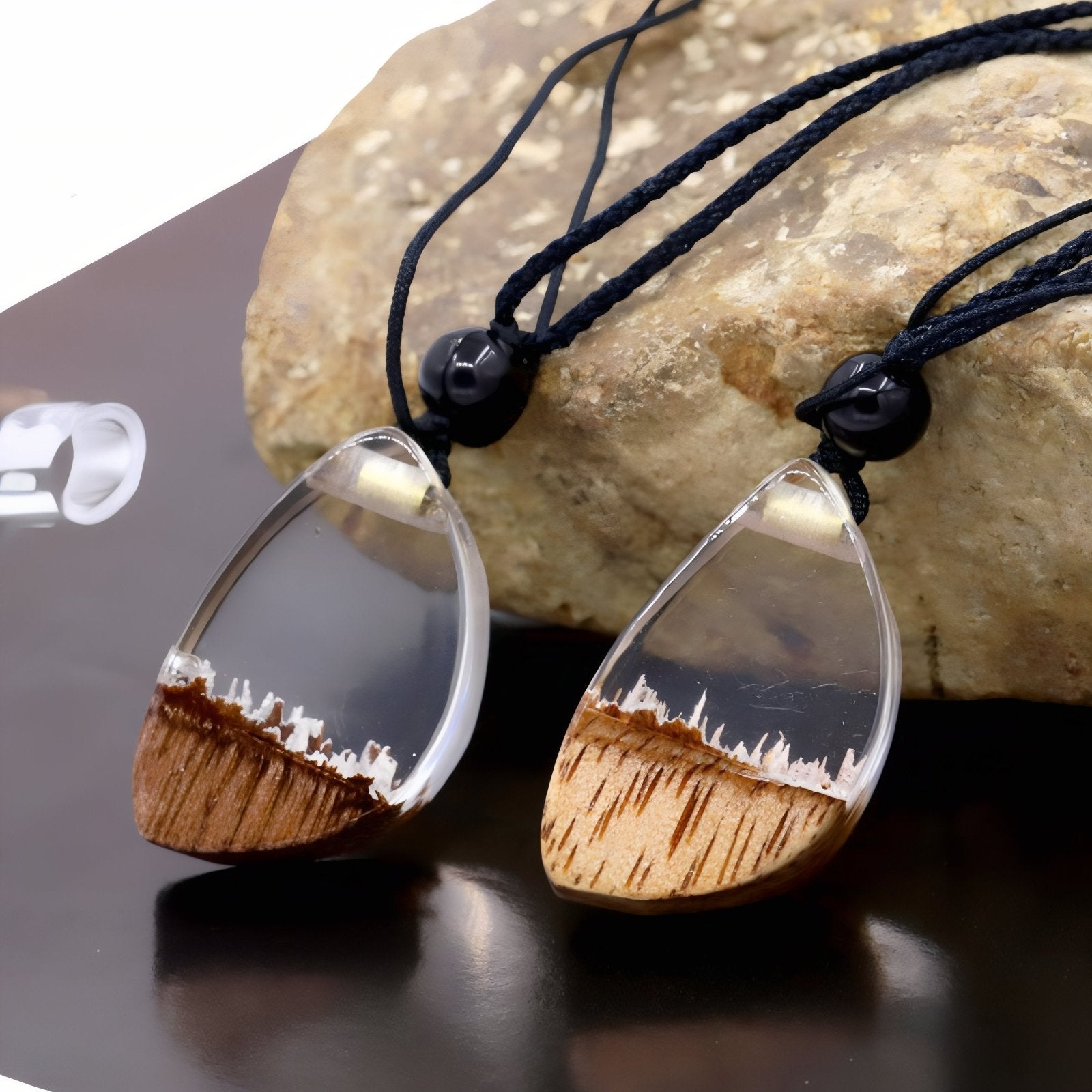 Collier en bois et résine transparente, avec pendentif en forme de goutte, fait main