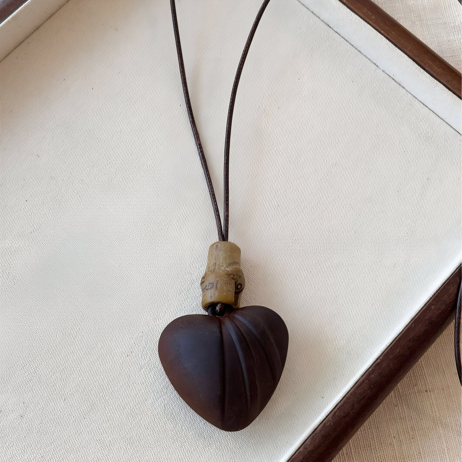Collier en bois naturel, avec pendentif cœur, cordon ajustable