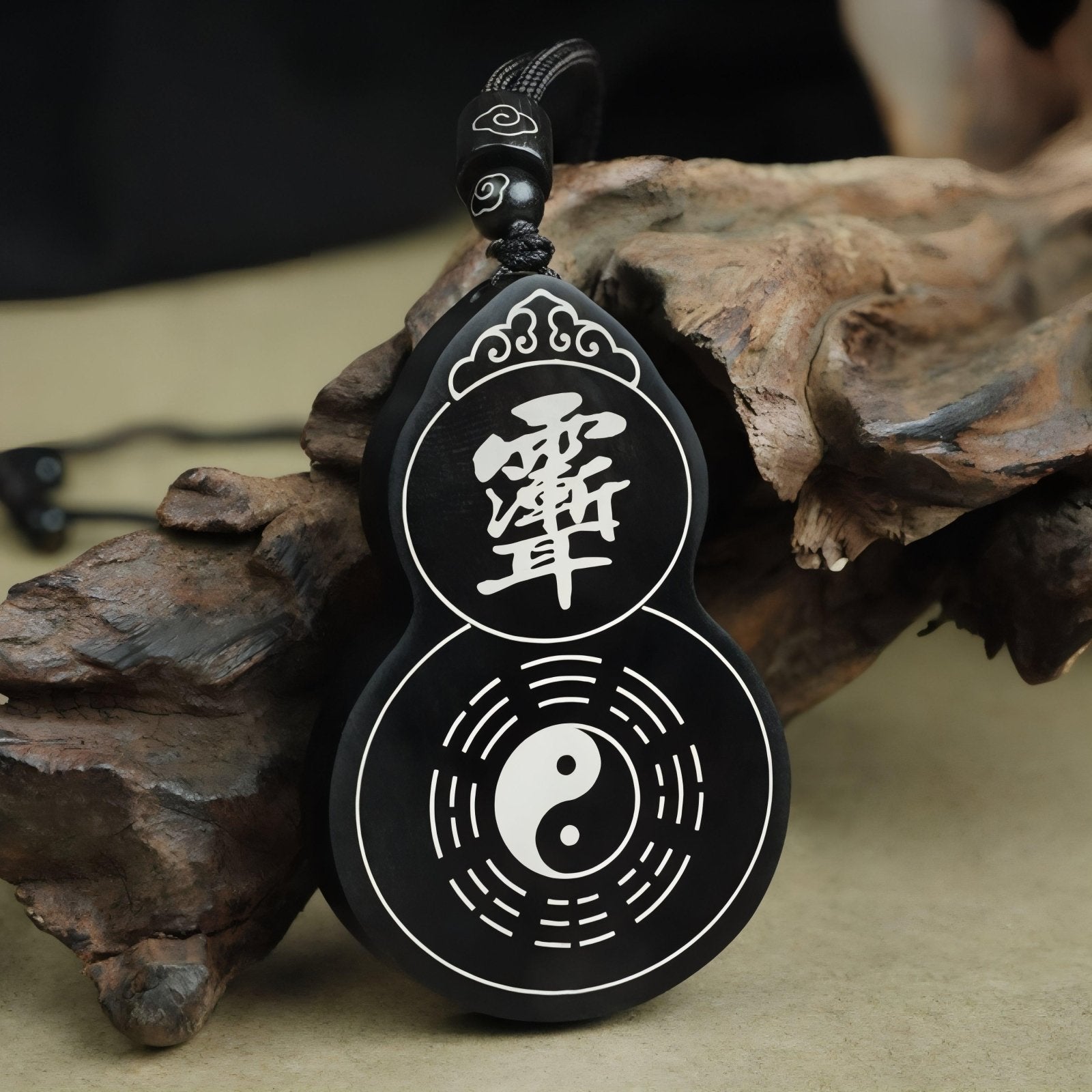 Collier en bois naturel, avec pendentif en forme de gourde orné de motifs taoïstes Bagua en argent, cordon ajustable