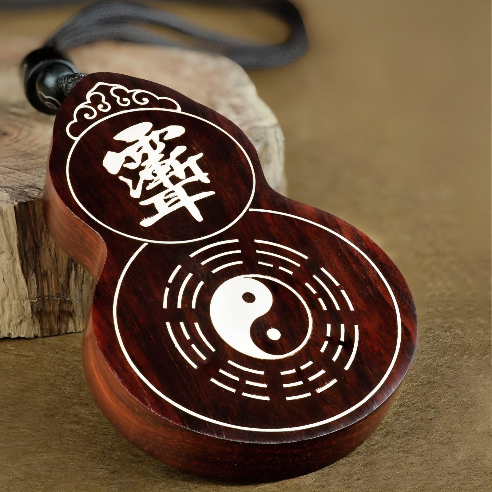 Collier en bois naturel, avec pendentif en forme de gourde orné de motifs taoïstes Bagua en argent, cordon ajustable