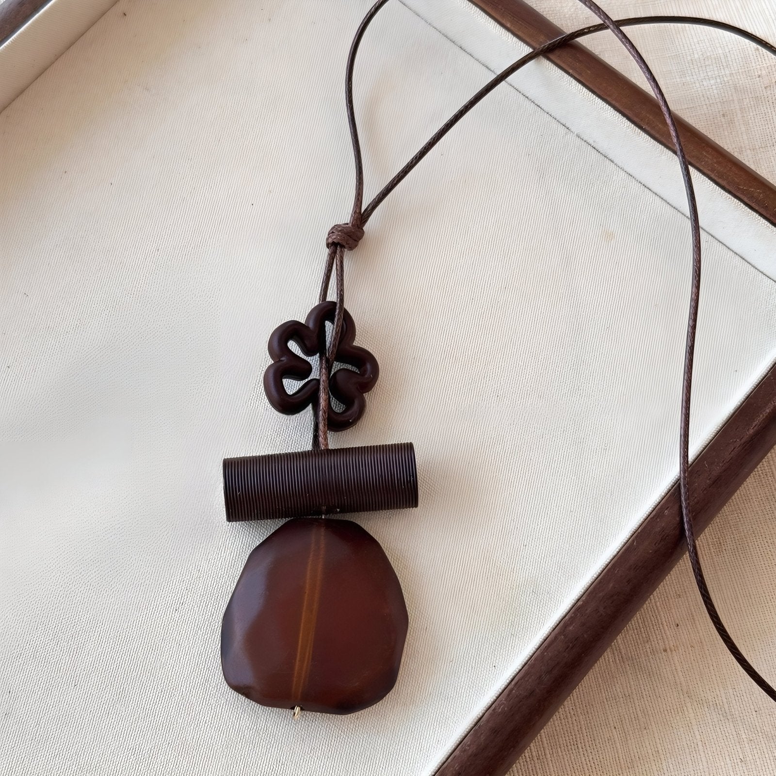 Collier en bois naturel, avec pendentif forme géométrique et fleur, cordon ajustable