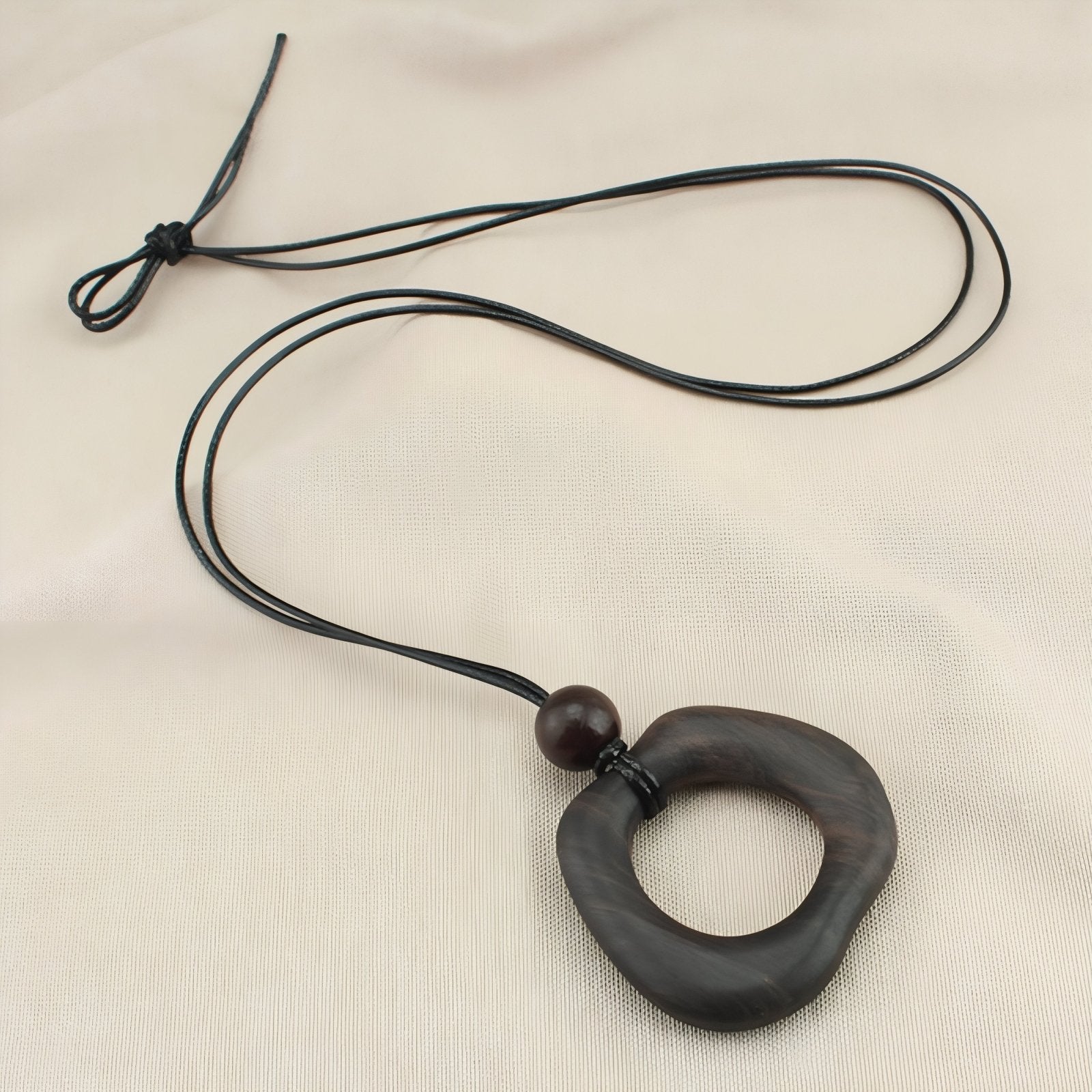 Collier en bois naturel, avec pendentif géométrique ajouré et perle en bois, cordon noir