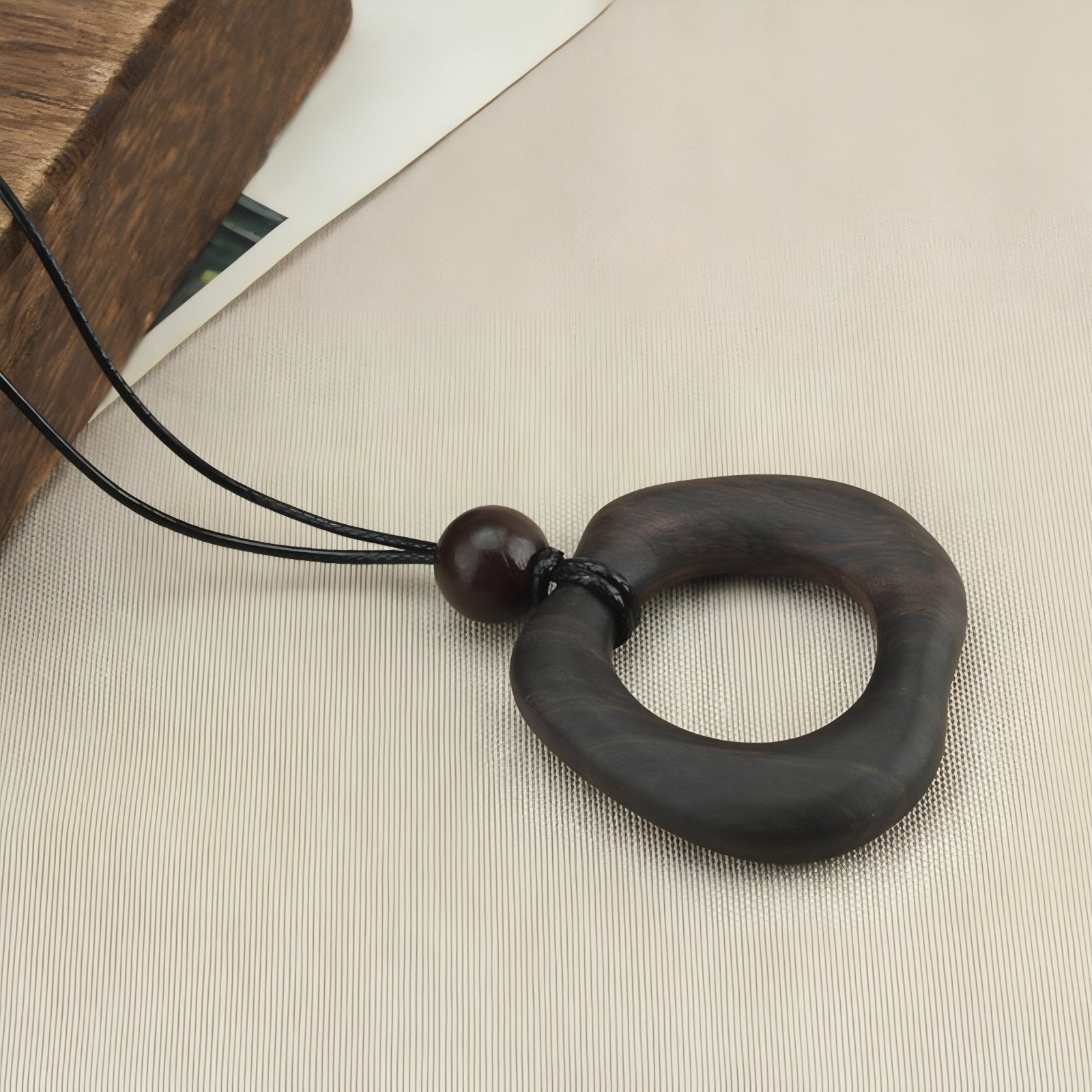 Collier en bois naturel, avec pendentif géométrique ajouré et perle en bois, cordon noir
