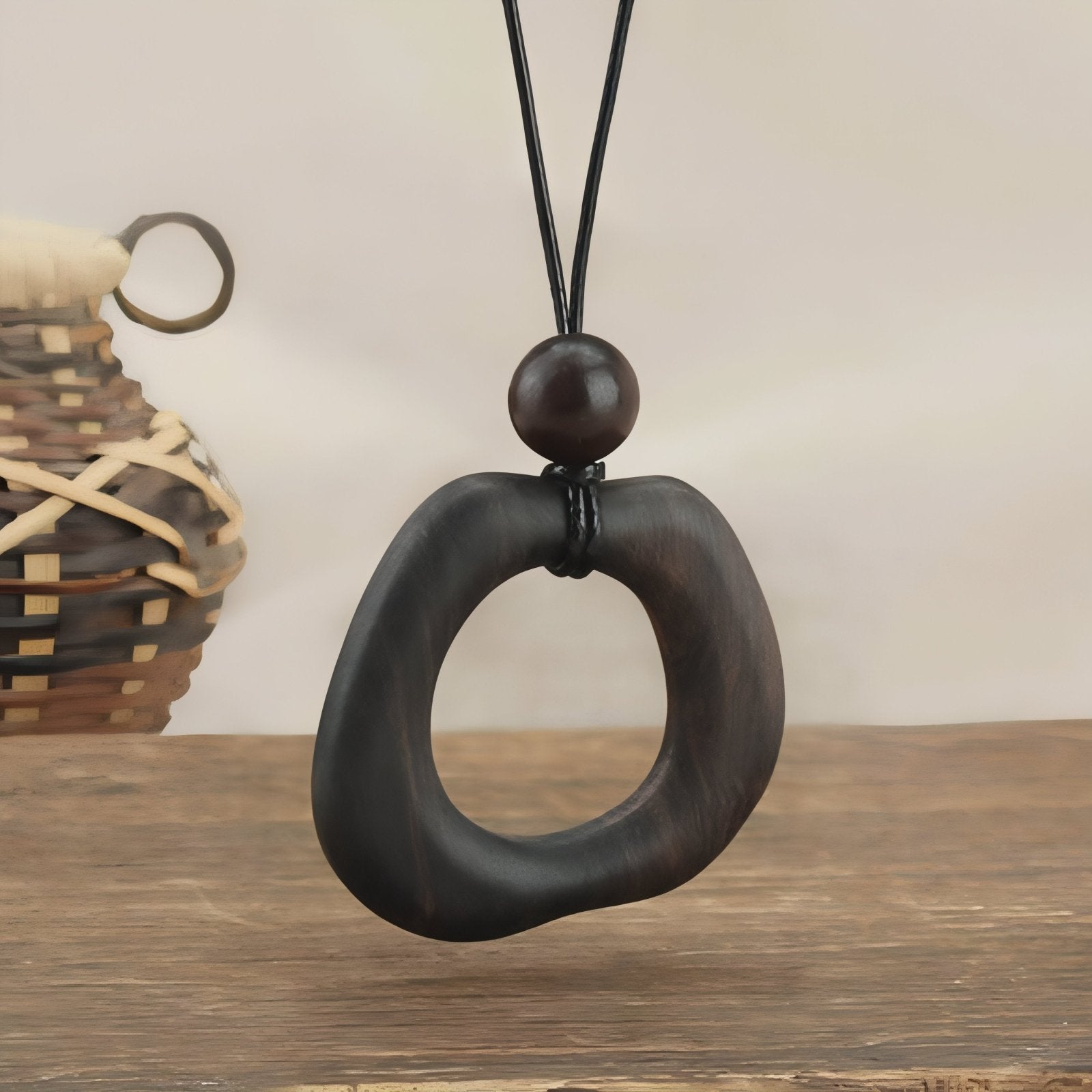 Collier en bois naturel, avec pendentif géométrique ajouré et perle en bois, cordon noir