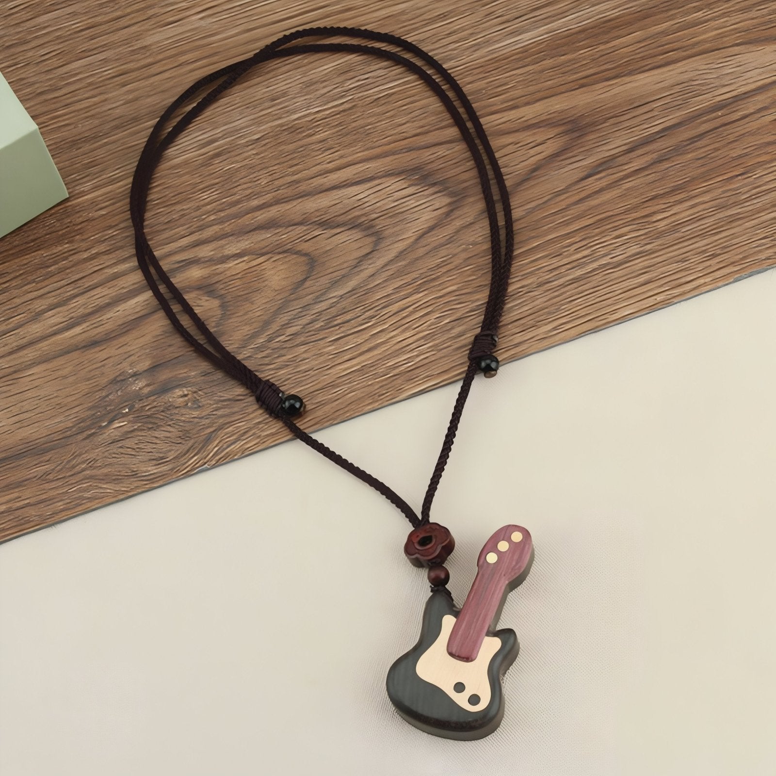 Collier en bois naturel, avec pendentif guitare et perle en bois, cordon noir ajustable