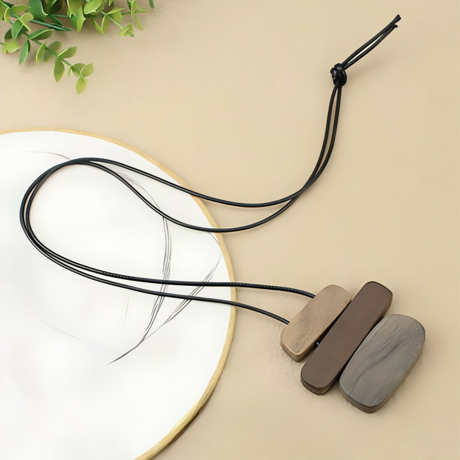 Collier en bois naturel, avec triple pendentif géométrique et cordon ajustable