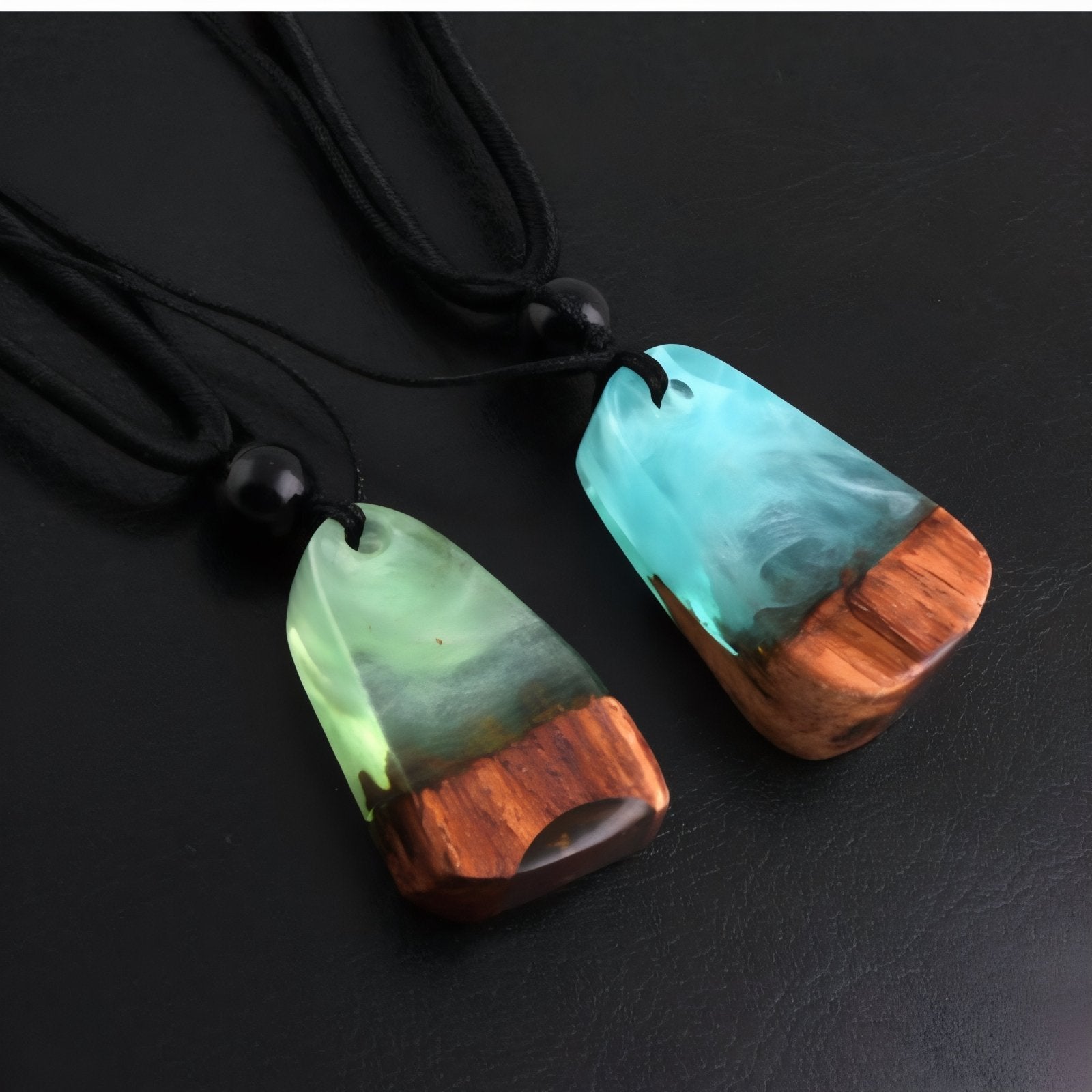 Collier en bois naturel et résine, avec pendentif artistique et cordon ajustable, création artisanale