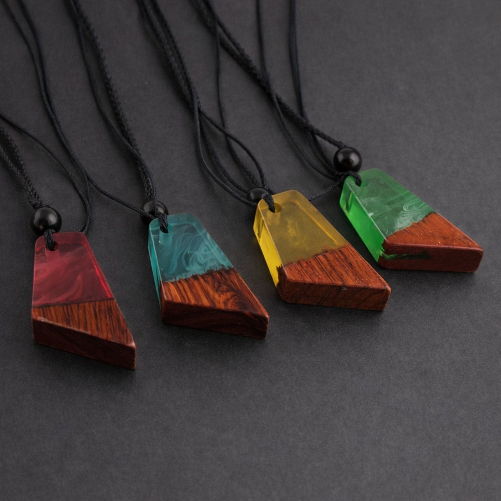 Collier en bois naturel et résine colorée, avec pendentif géométrique, style artisanal