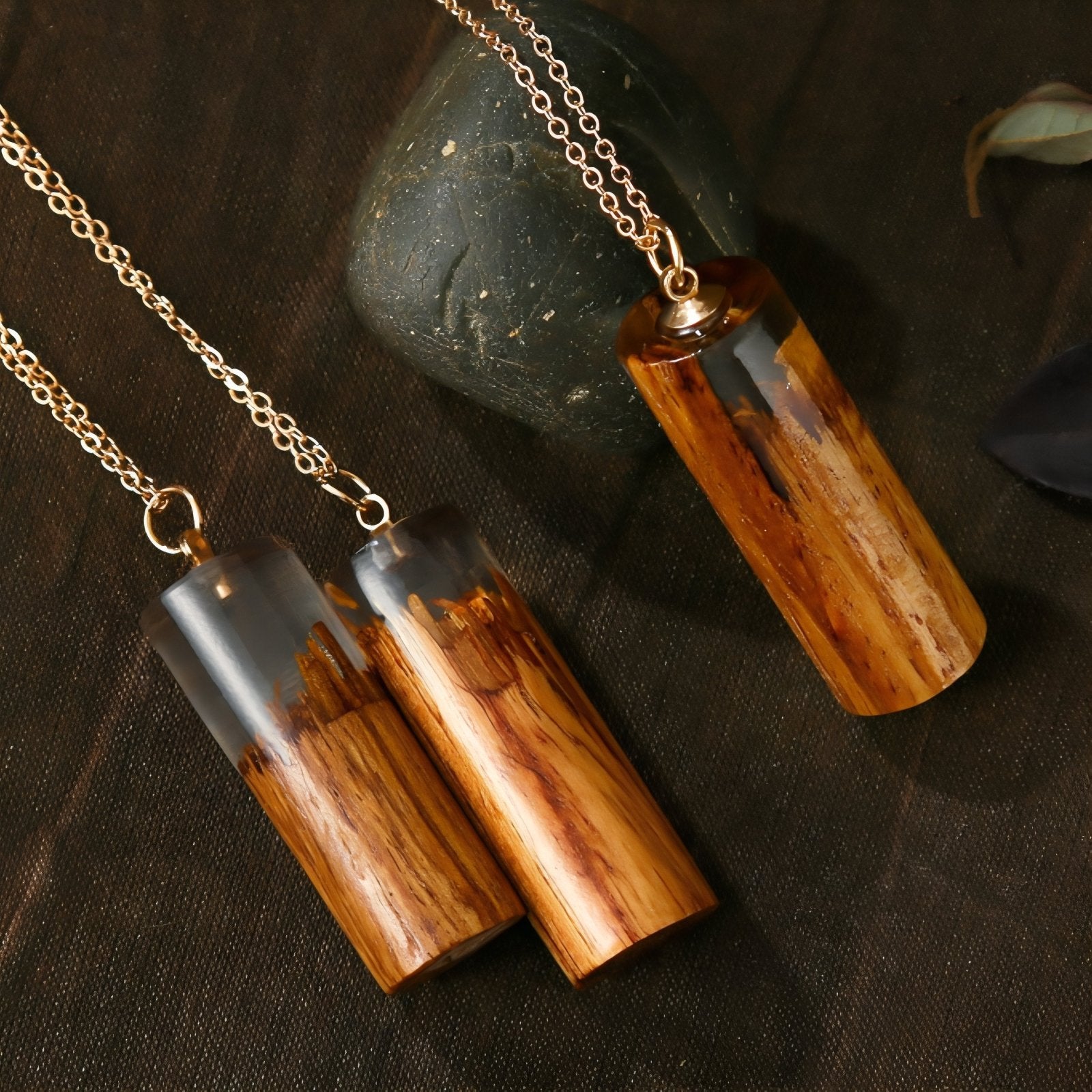 Collier en bois naturel et résine transparente, avec pendentif cylindrique et alliage métallique, style artisanal