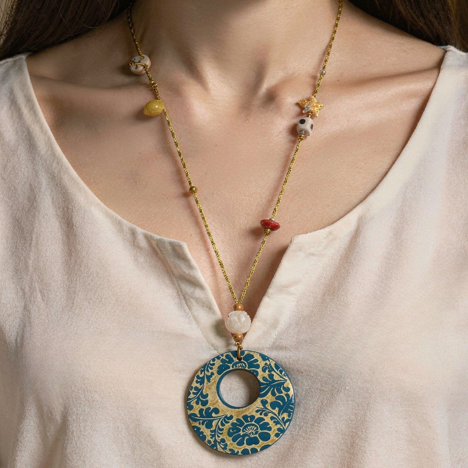 Collier en bois naturel pour femme, avec pendentif rond floral, perles en bois et cordon ajustable