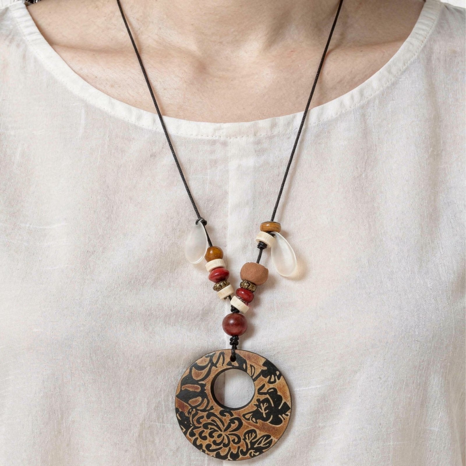 Collier en bois naturel pour femme, avec pendentif rond floral, perles en bois et cordon ajustable