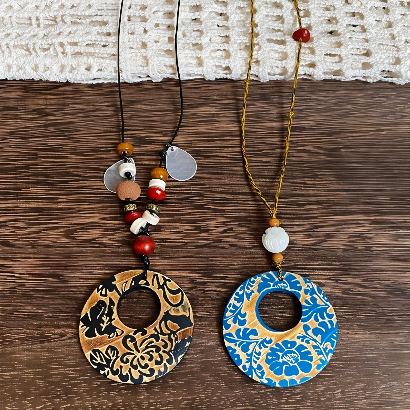 Collier en bois naturel pour femme, avec pendentif rond floral, perles en bois et cordon ajustable