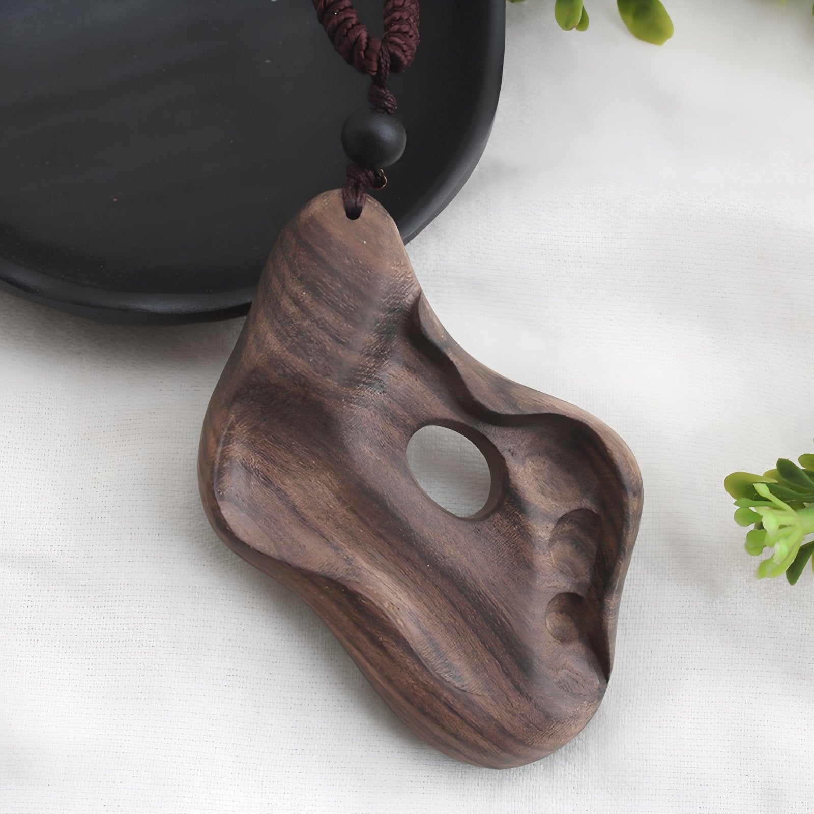 Collier en bois naturel sculpté, avec pendentif artistique ajouré, cordon long, style ethnique