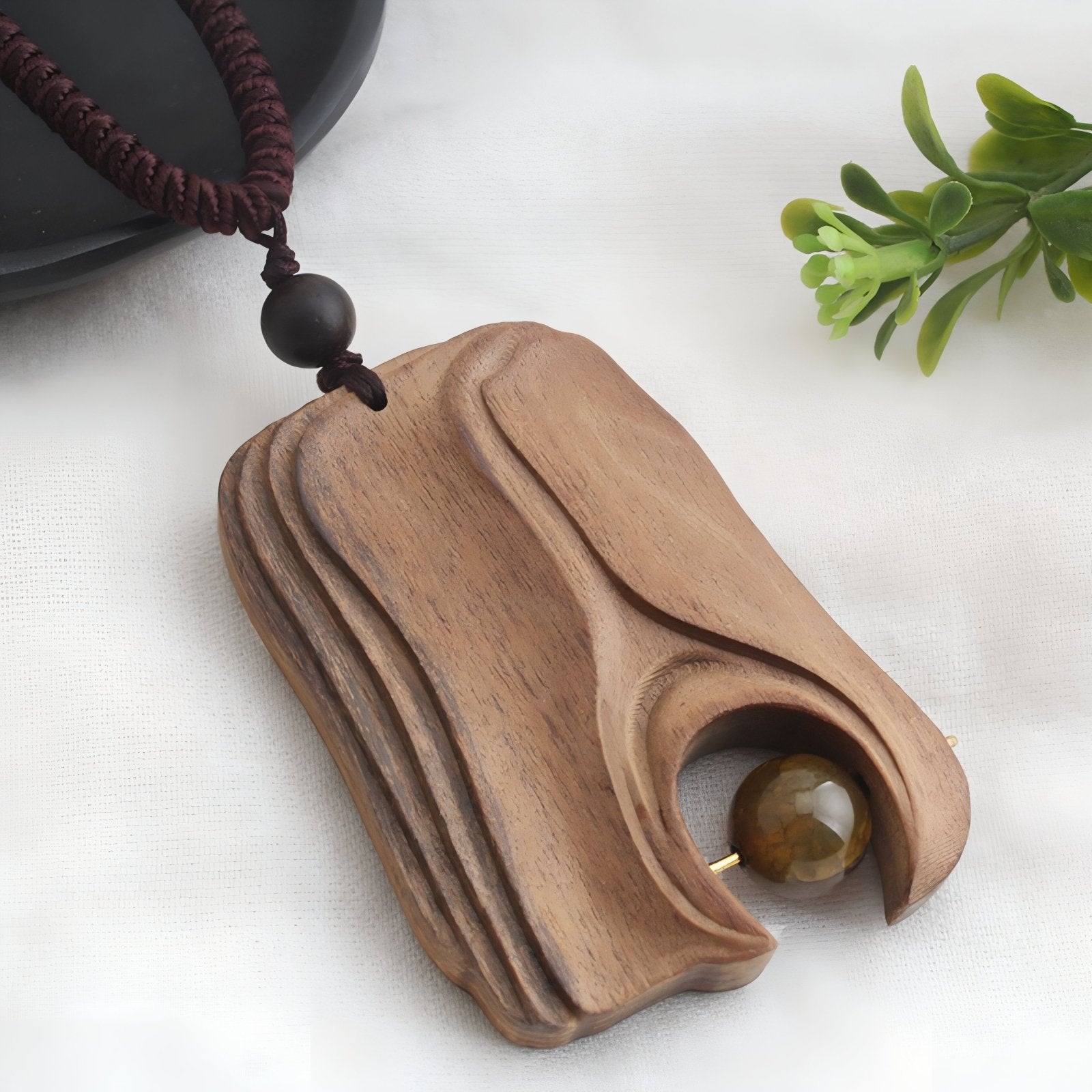 Collier en bois naturel sculpté, avec pendentif forme organique et perle intégrée, style retro