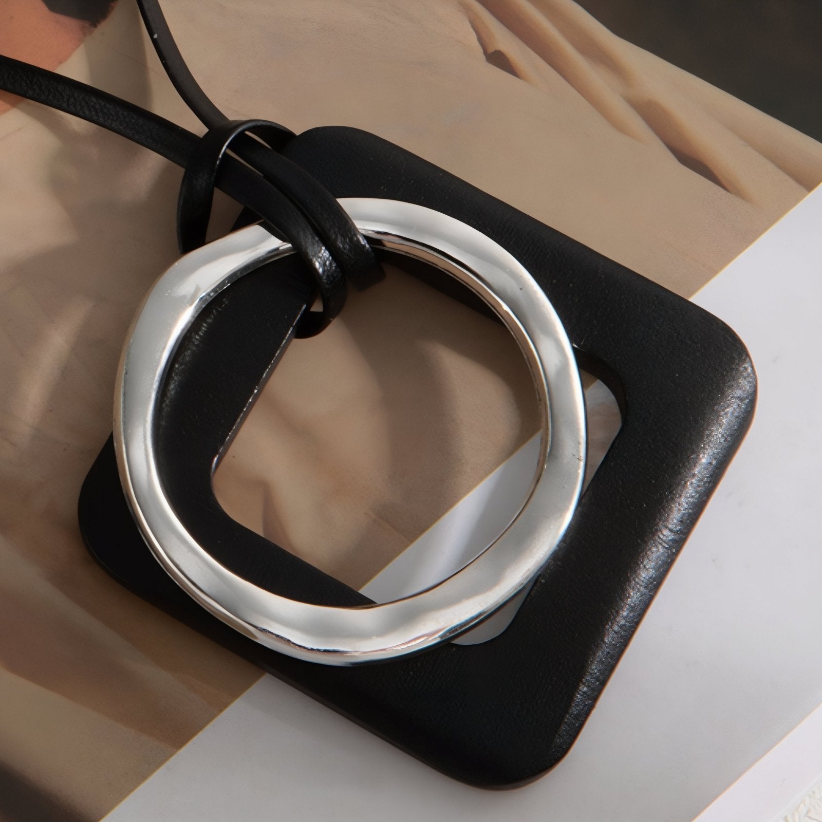 Collier en bois pour femme, avec pendentif carré et cercle en alliage métallique, style géométrique