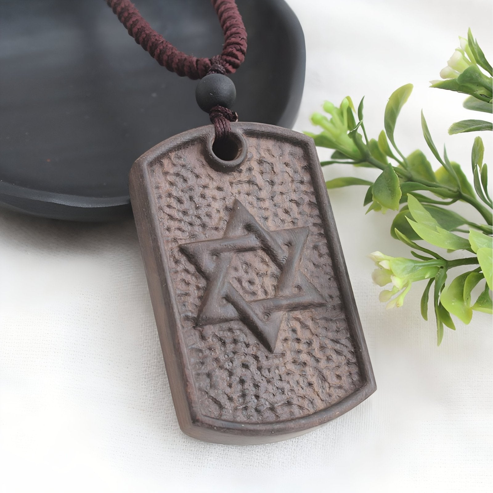 Collier en bois sculpté avec Étoile de David, avec pendentif rectangulaire artisanal