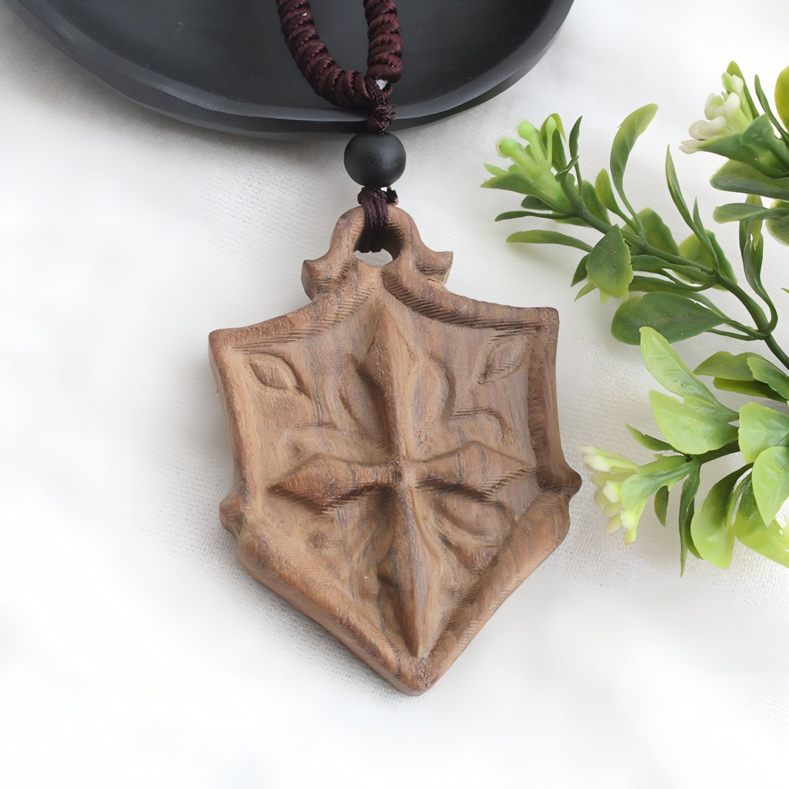 Collier en bois sculpté, avec pendentif écusson et perle, style bohème